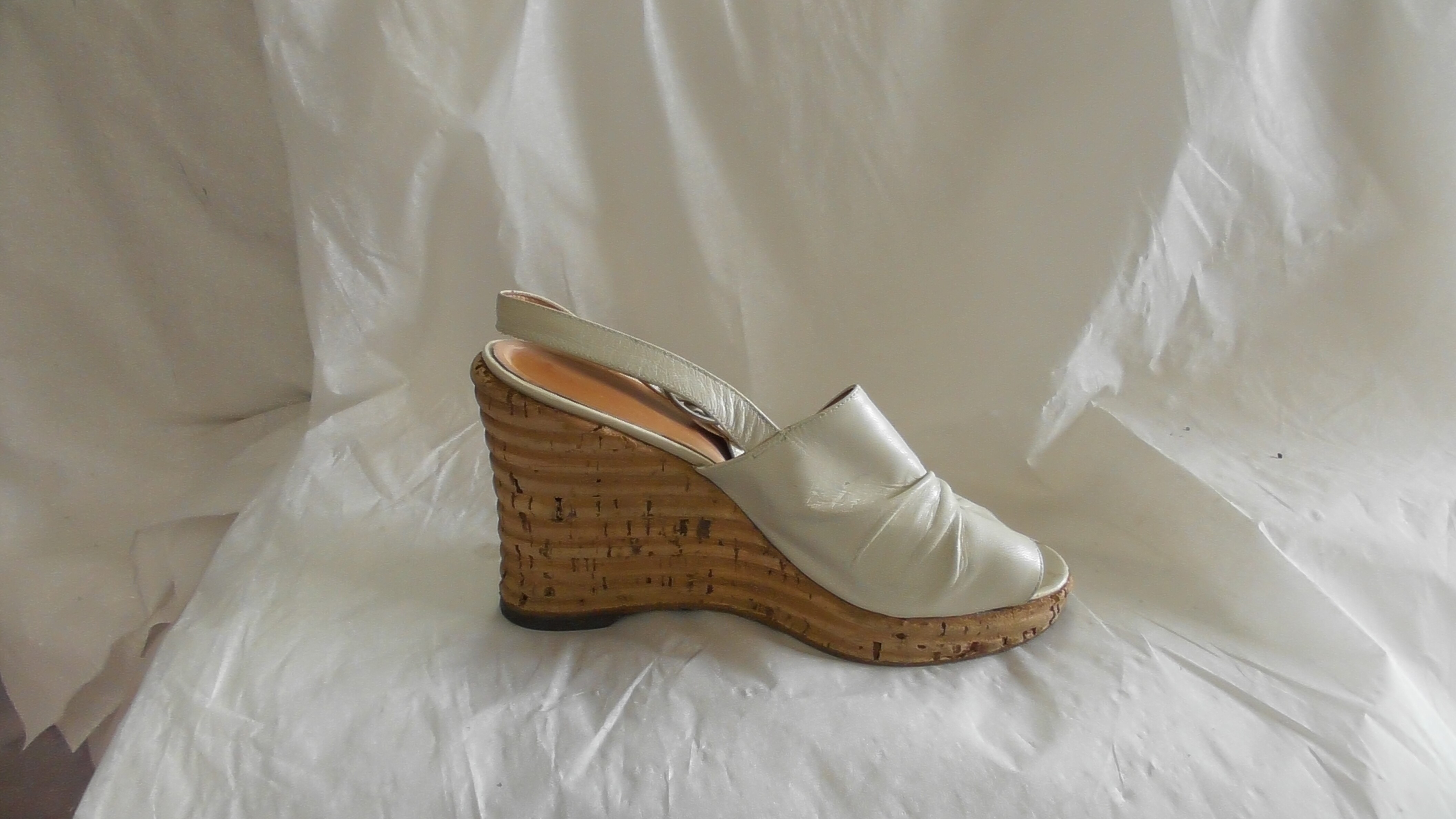 Weiße Sandaletten mit gerafftem Blatt (Deutsches Schuhmuseum Hauenstein CC BY-NC-SA)