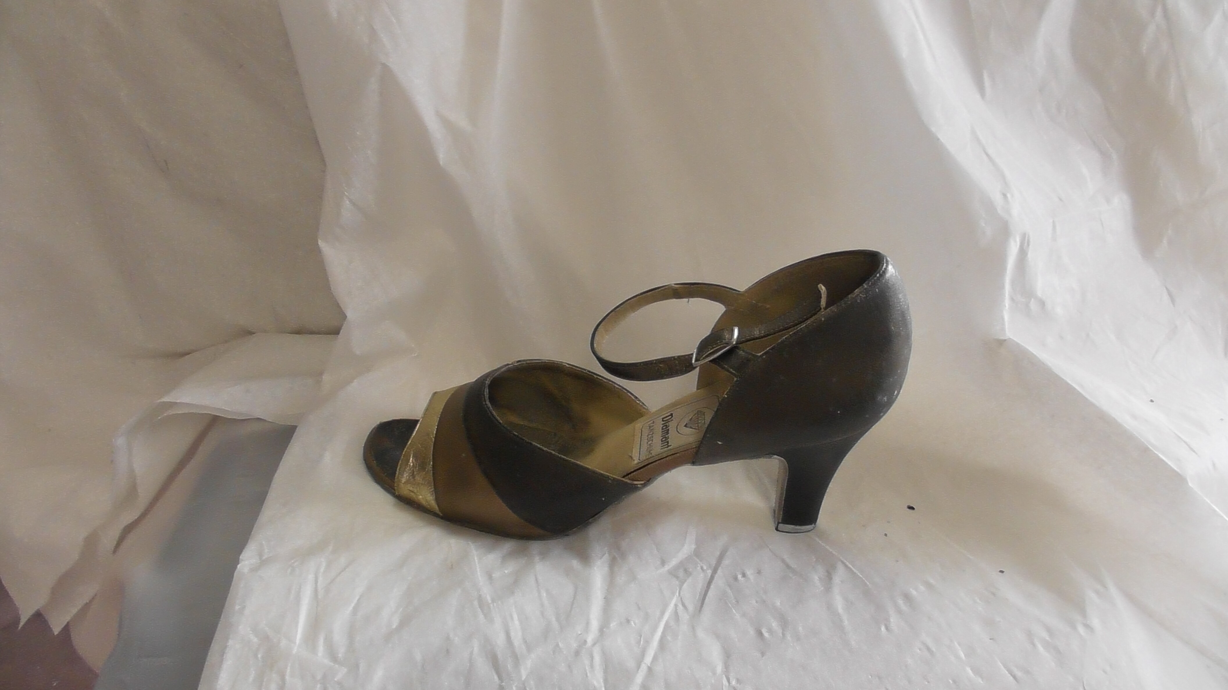 Gold-Braune Damen-Sandaletten aus Leder (Deutsches Schuhmuseum Hauenstein CC BY-NC-SA)