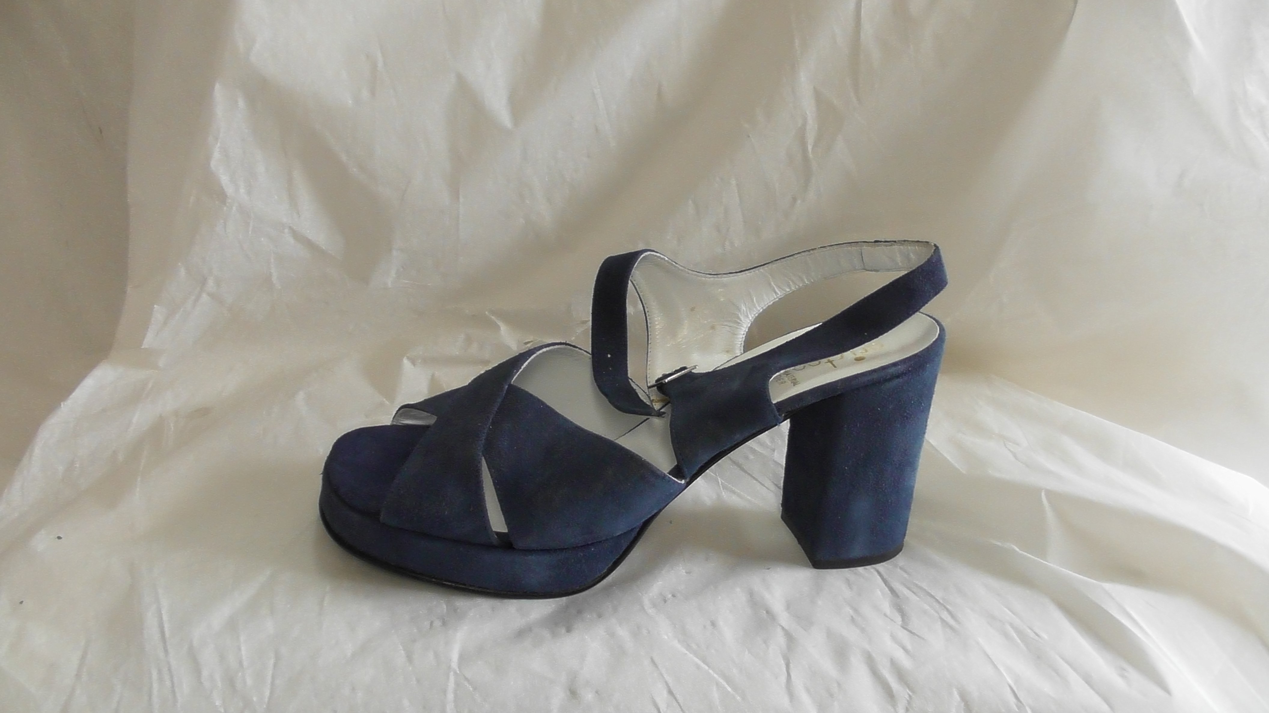 Blaue Sandaletten mit Peep-Toe (Deutsches Schuhmuseum Hauenstein CC BY-NC-SA)