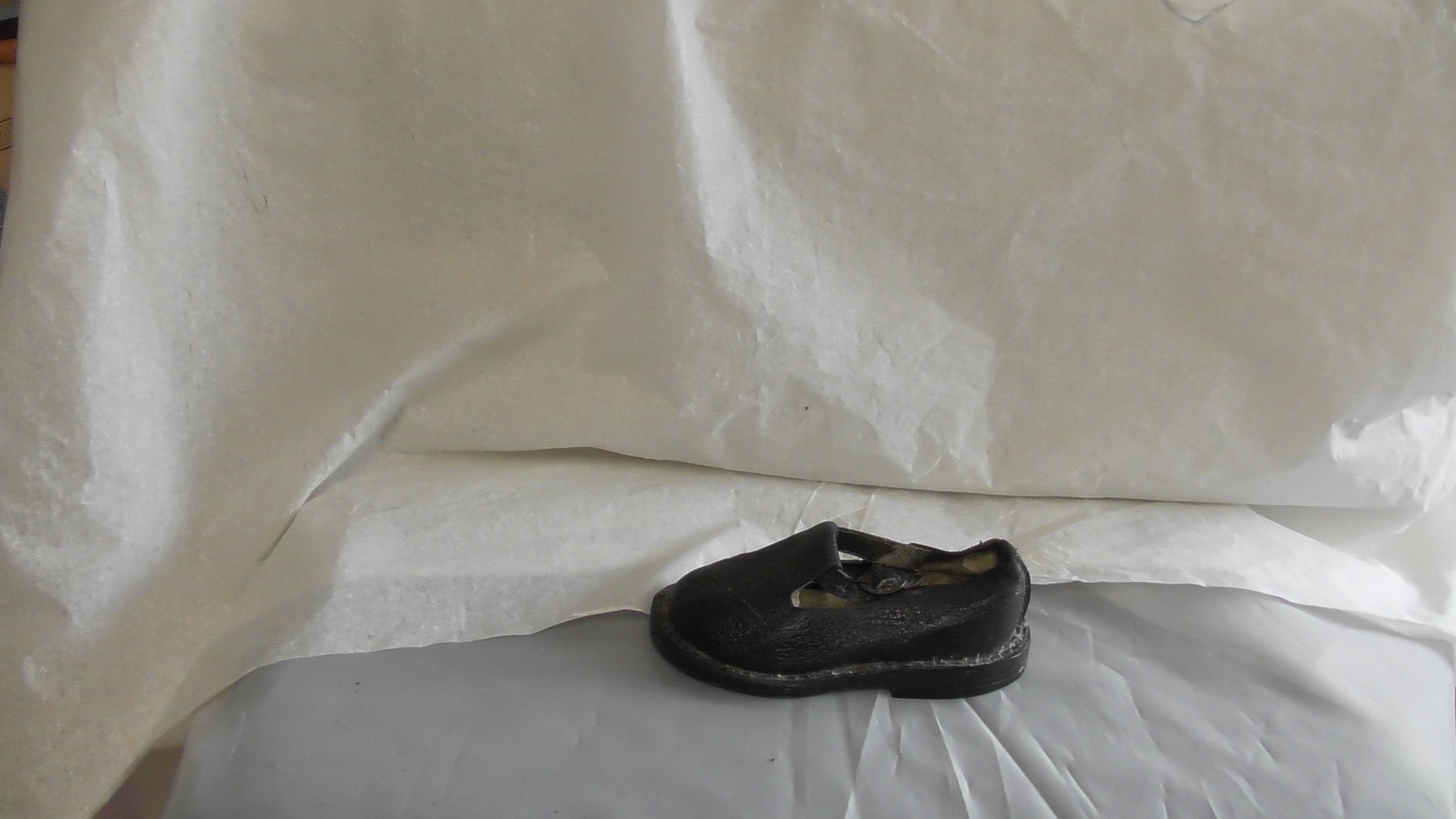 Dunkelblaue Kinder-Sandale aus Leder (Deutsches Schuhmuseum Hauenstein CC BY-NC-SA)