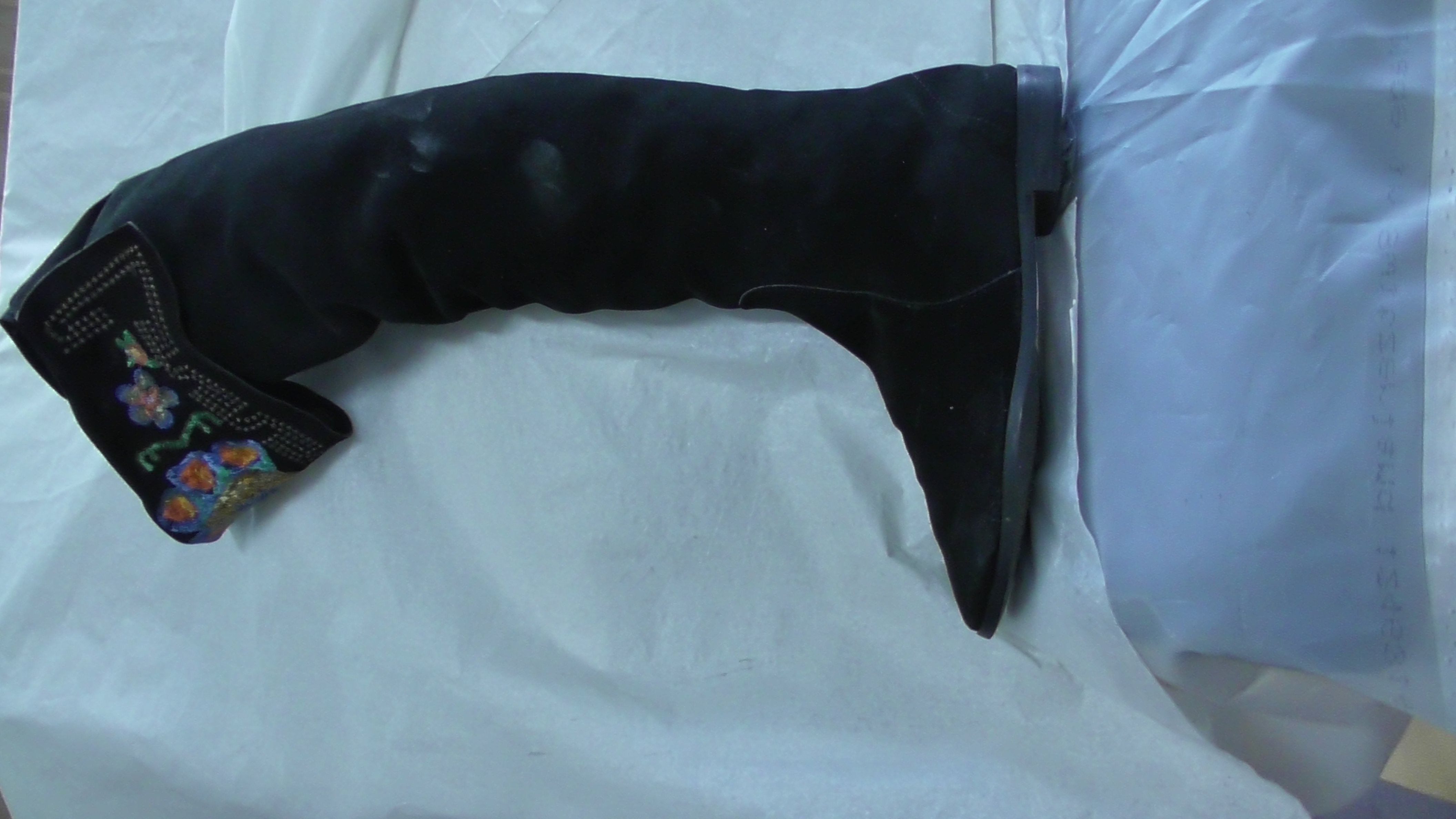 Überknie-Stiefel mit bestickter Stulpe (Deutsches Schuhmuseum Hauenstein CC BY-NC-SA)