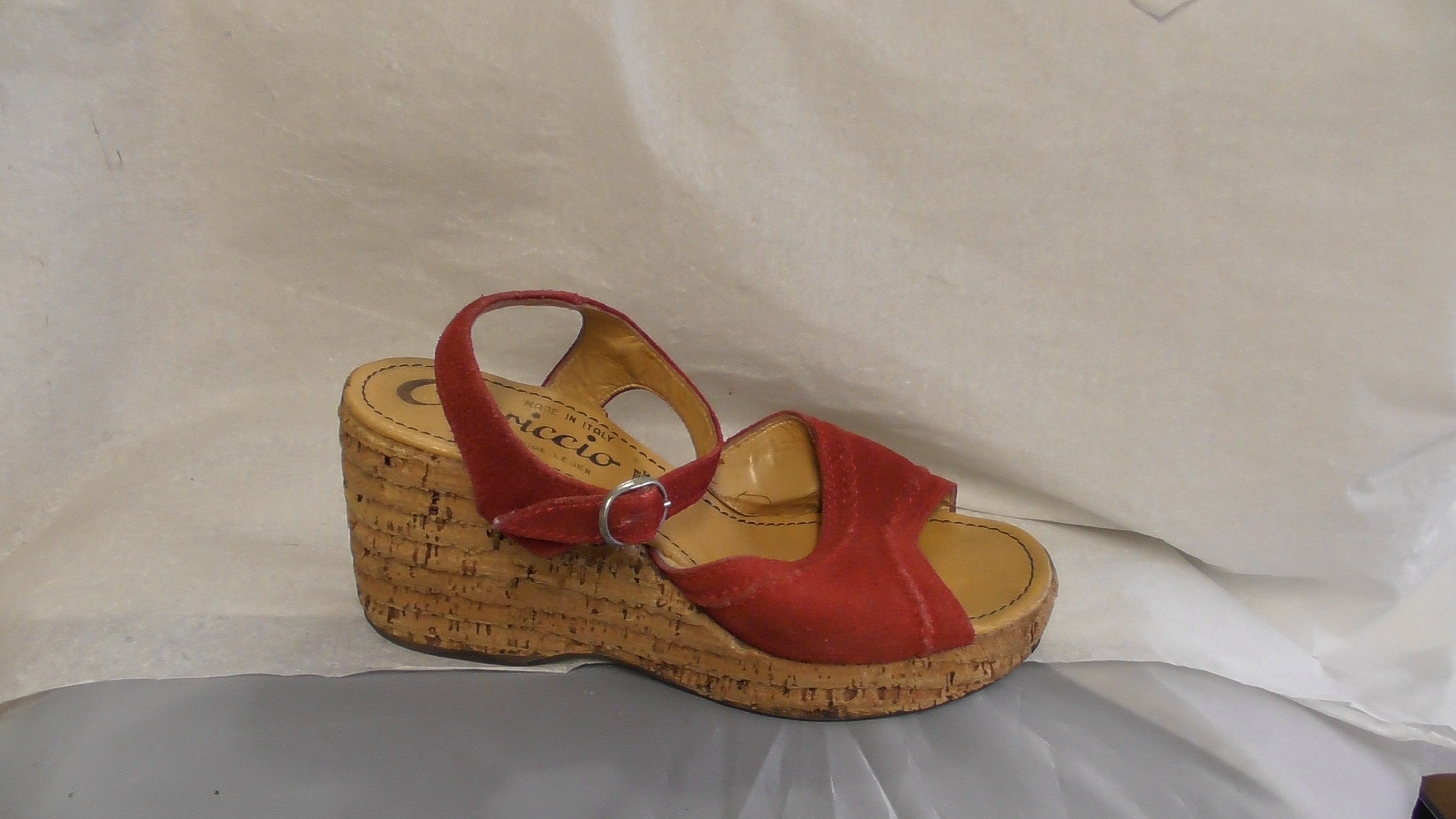 Damen-Sandaletten aus Italien (Deutsches Schuhmuseum Hauenstein CC BY-NC-SA)