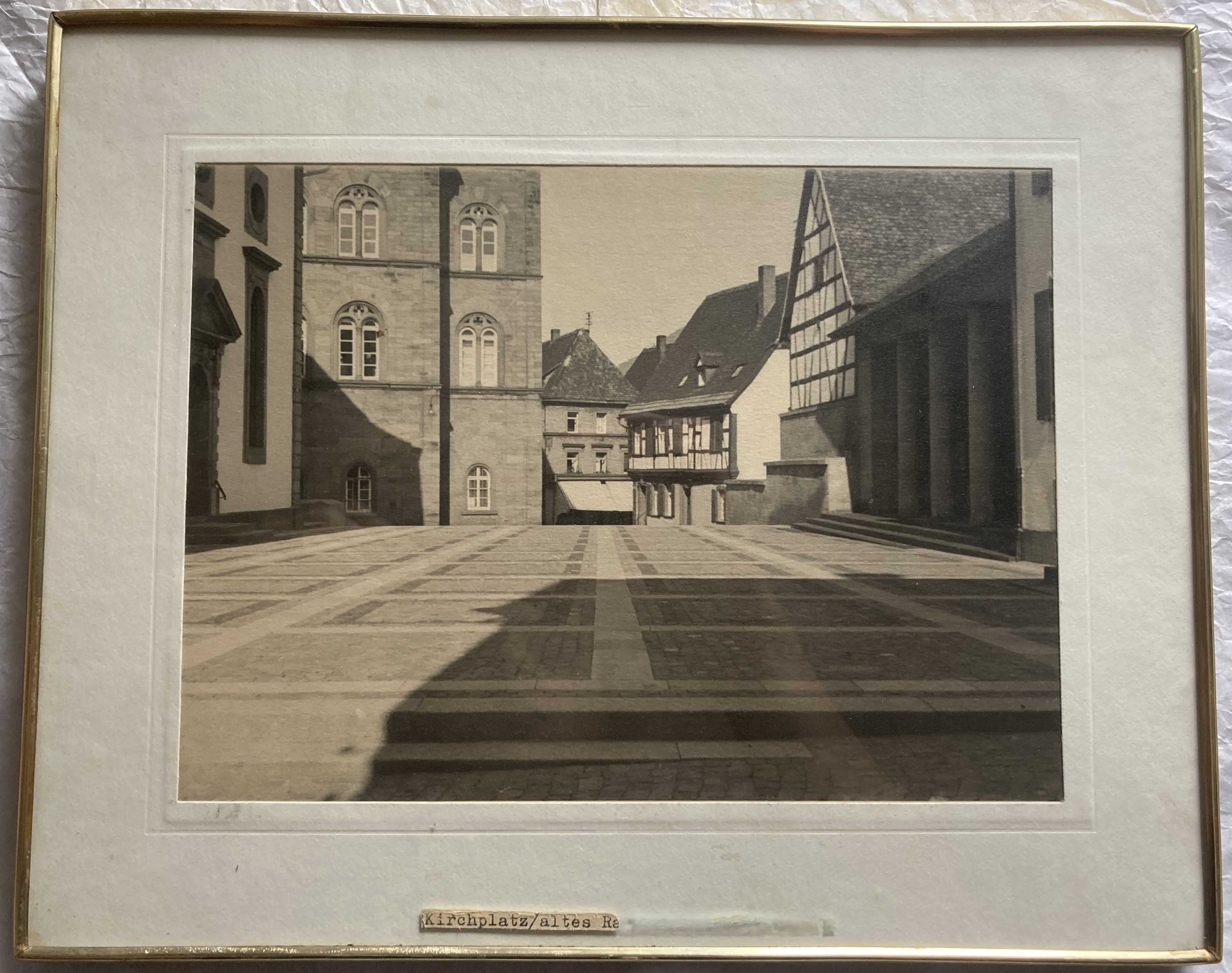 Annweiler – Kirchplatz mit Ehrenmal und Teil des alten Rathauses (Museum unterm Trifels CC BY-NC-SA)