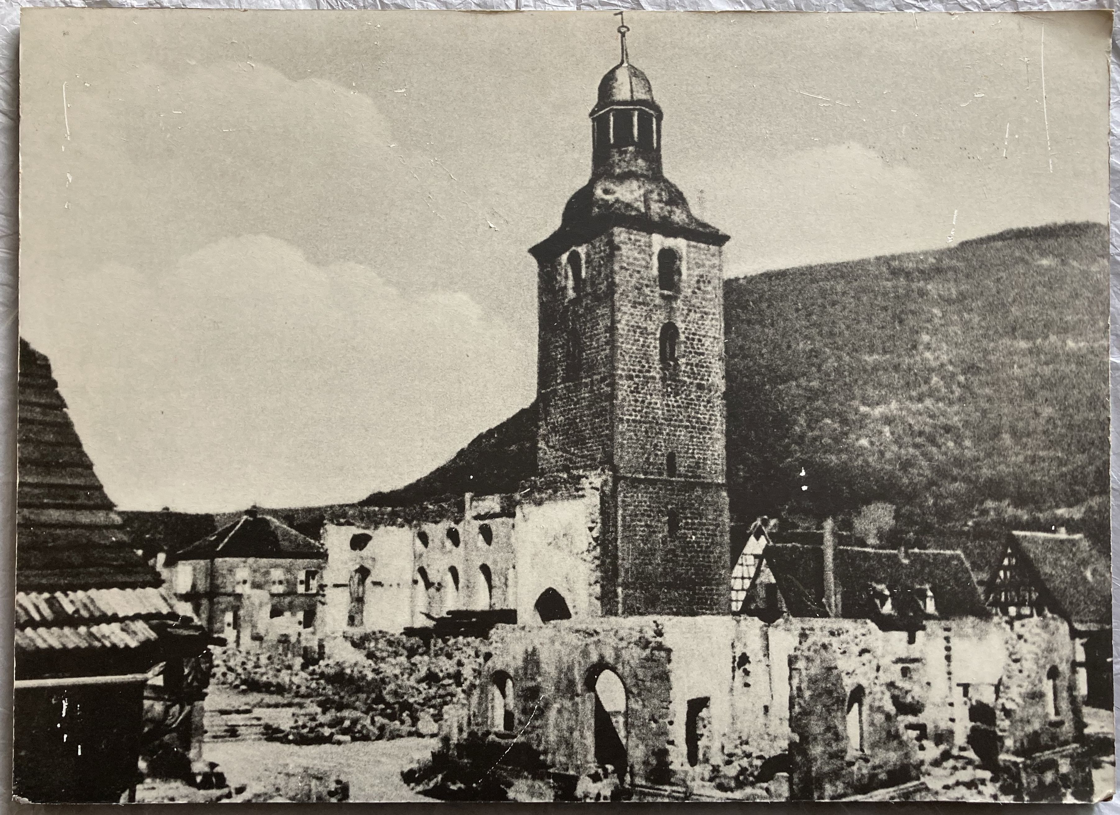Annweiler - zerstörtes Rathaus und Kirchenschiff nach dem Bombenhagel (Museum unterm Trifels CC BY-NC-SA)