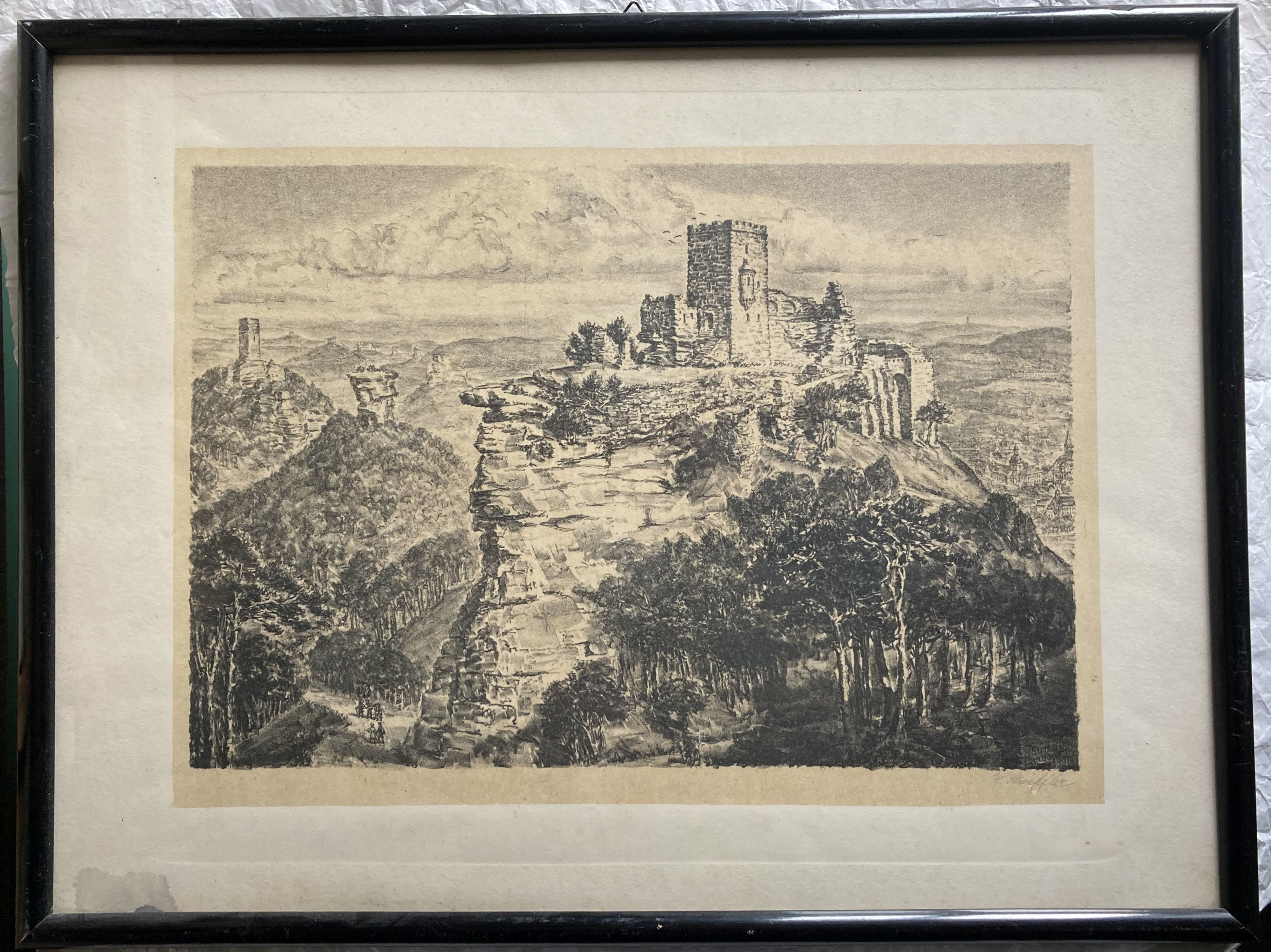 Burg Trifels mit Anebos und Scharfenberg im Hintergrund (Museum unterm Trifels CC BY-NC-SA)