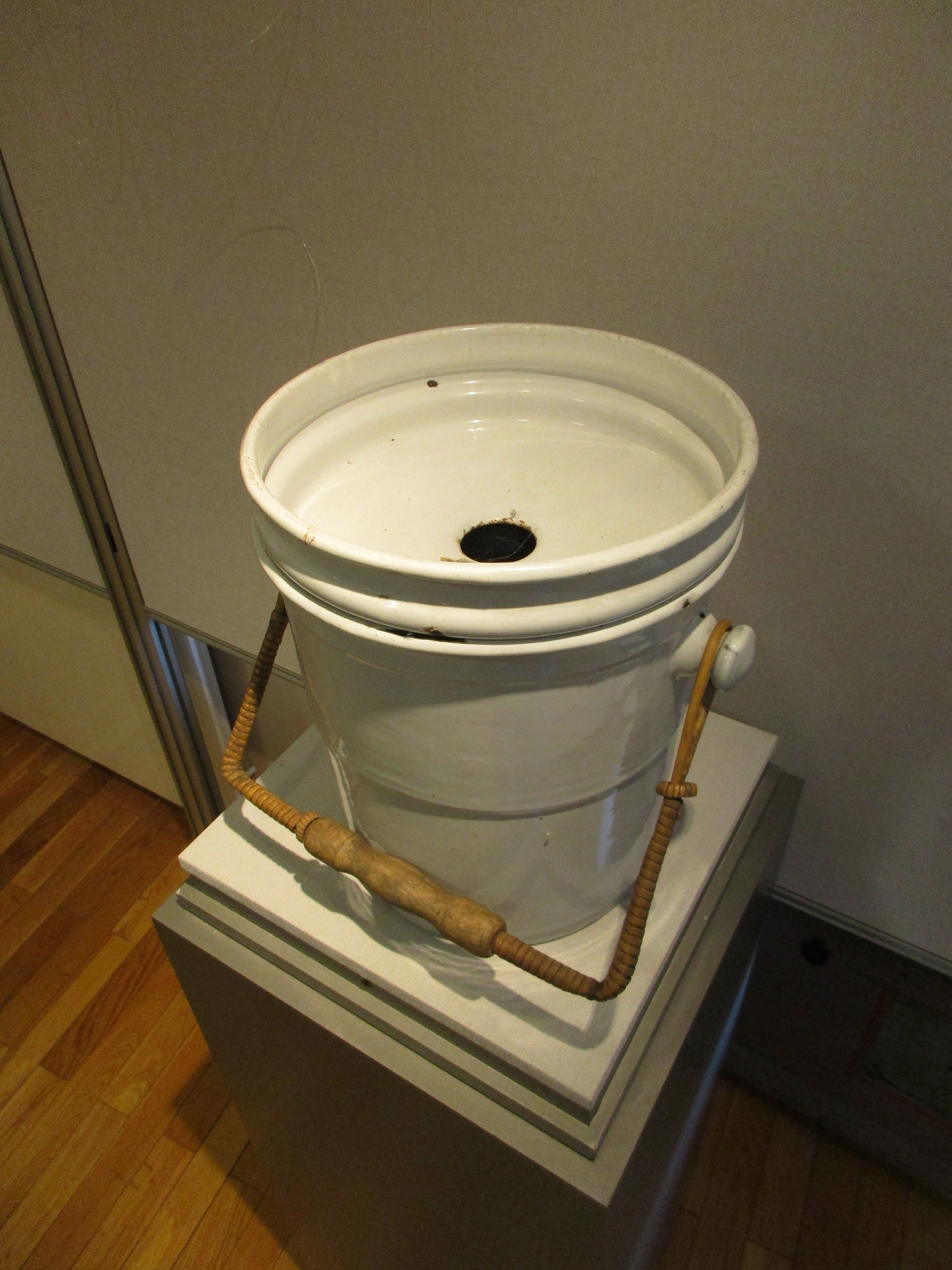Toiletteneimer (Museum unterm Trifels CC BY-NC-SA)