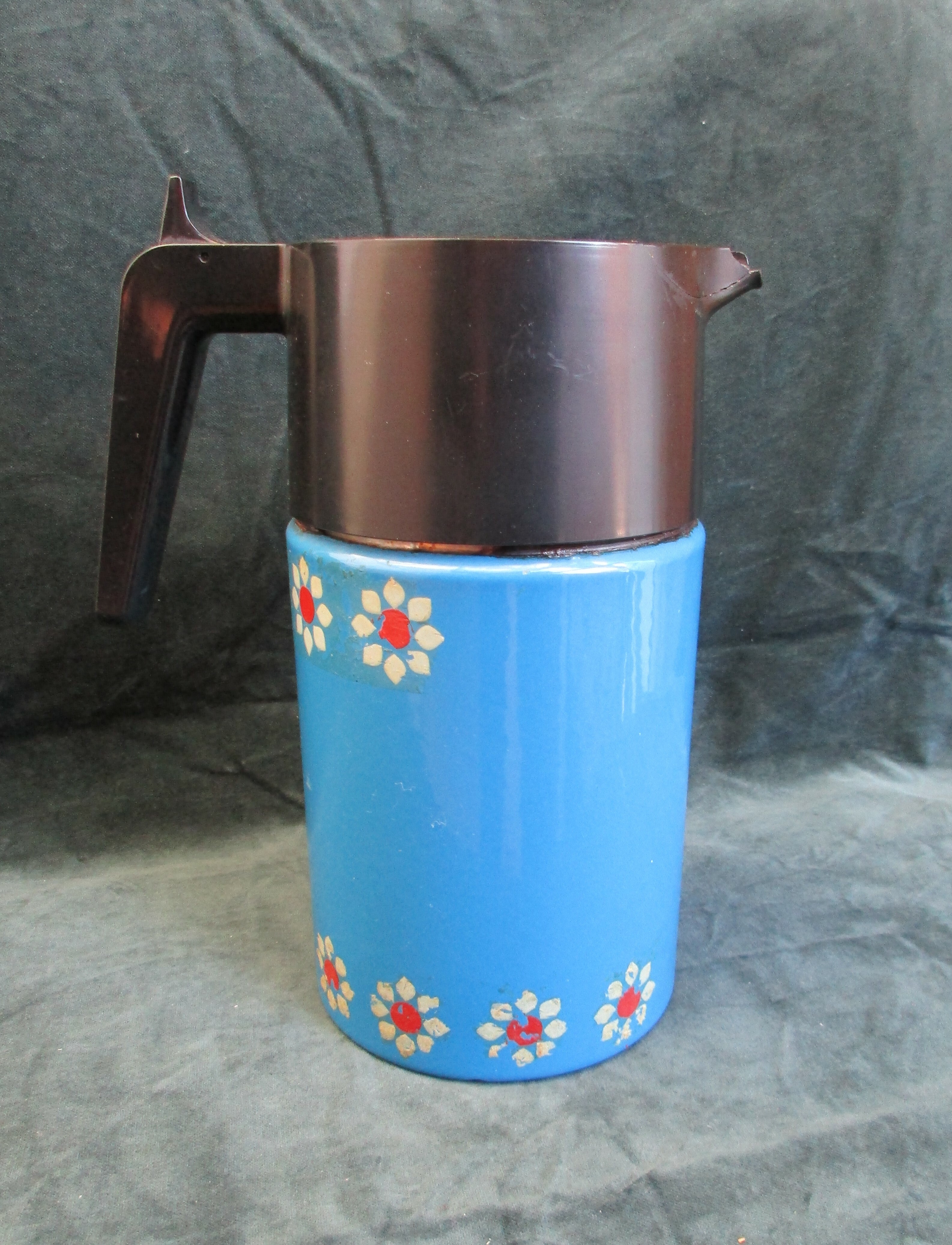 „Isolierkrug mit Deckel“ Kaffeeisolierkanne (Museum unterm Trifels CC BY-NC-SA)