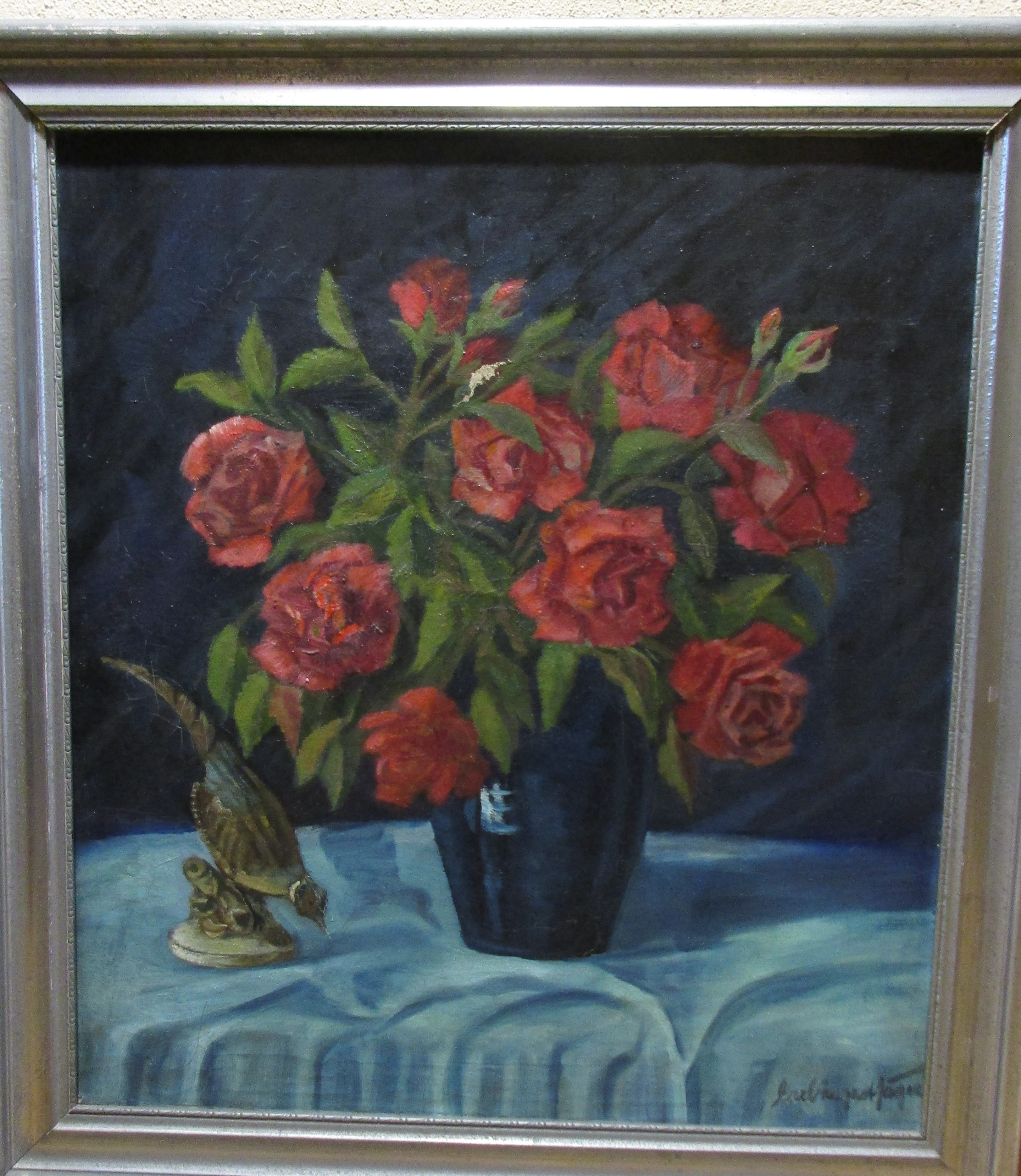 Rote Rosen in blauer Vase (Museum unterm Trifels CC BY-NC-SA)