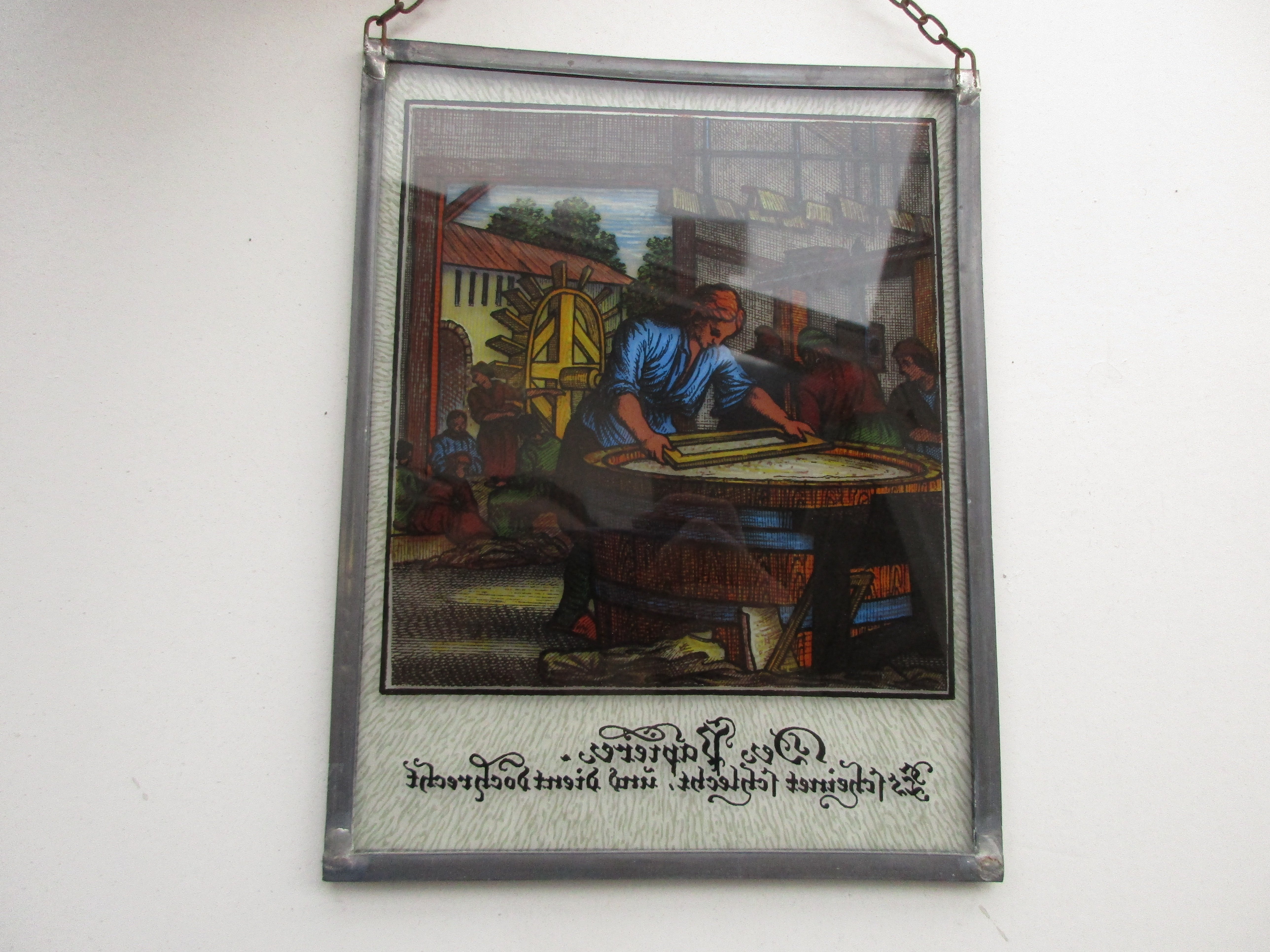 "Papierschöpfer" Glasbild (Museum unterm Trifels CC BY-NC-SA)