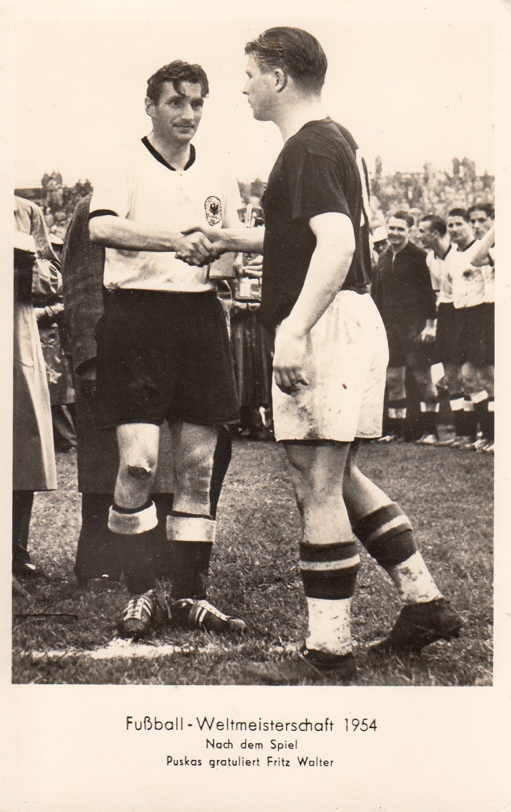 Fotografie WM 1954 Puskas gratuliert Walter (FCK-Museum Orphan Work)