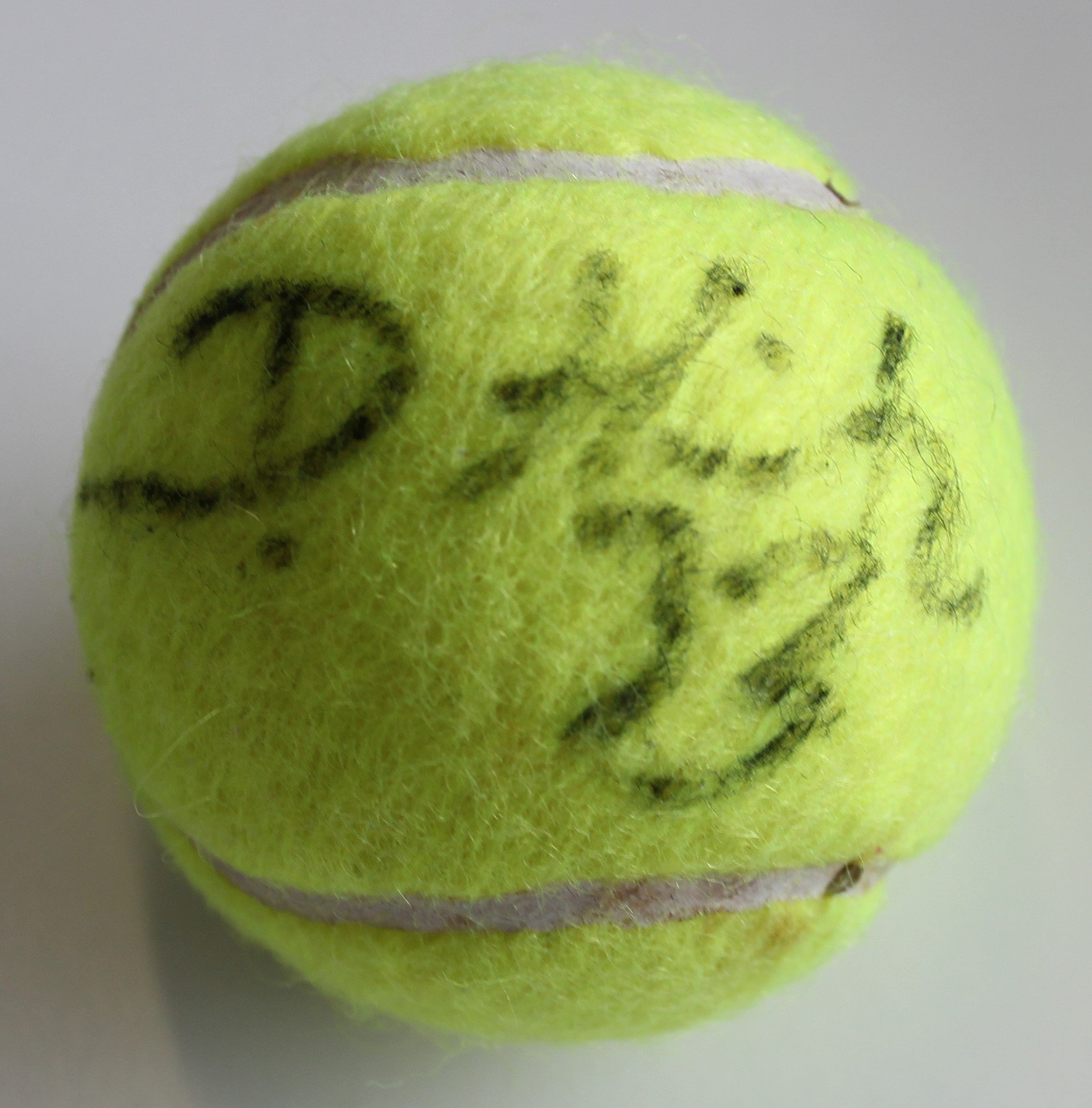 Tennisball mit Unterschrift von Dominique Heintz (FCK-Museum Orphan Work)