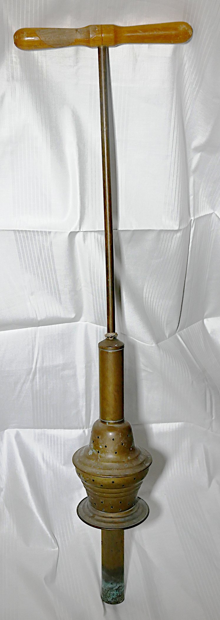 Wäschestampfer mit Pumpe 2 (Freilichtmuseum Roscheider Hof CC0)