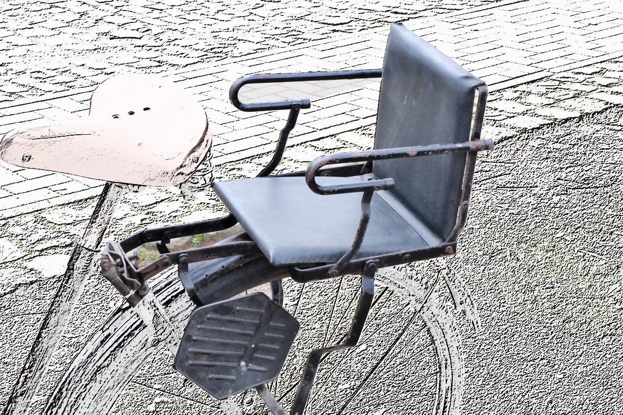 Kindersitz aus Metall für Fahrräder (Freilichtmuseum Roscheider Hof CC0)