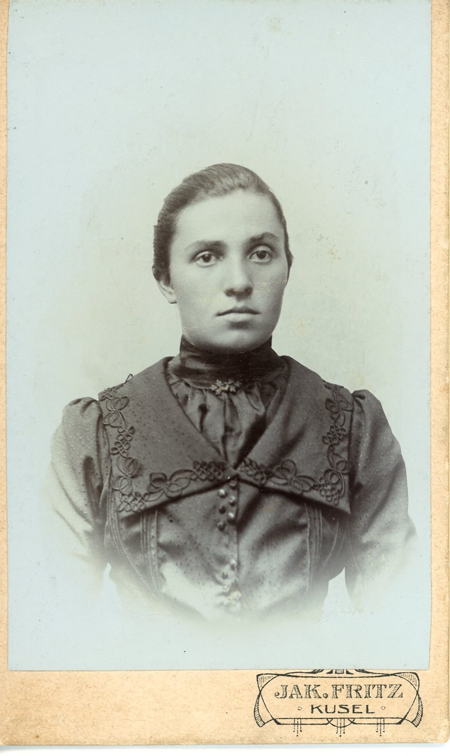 Brustbild einer jungen Frau (Freilichtmuseum Roscheider Hof CC0)