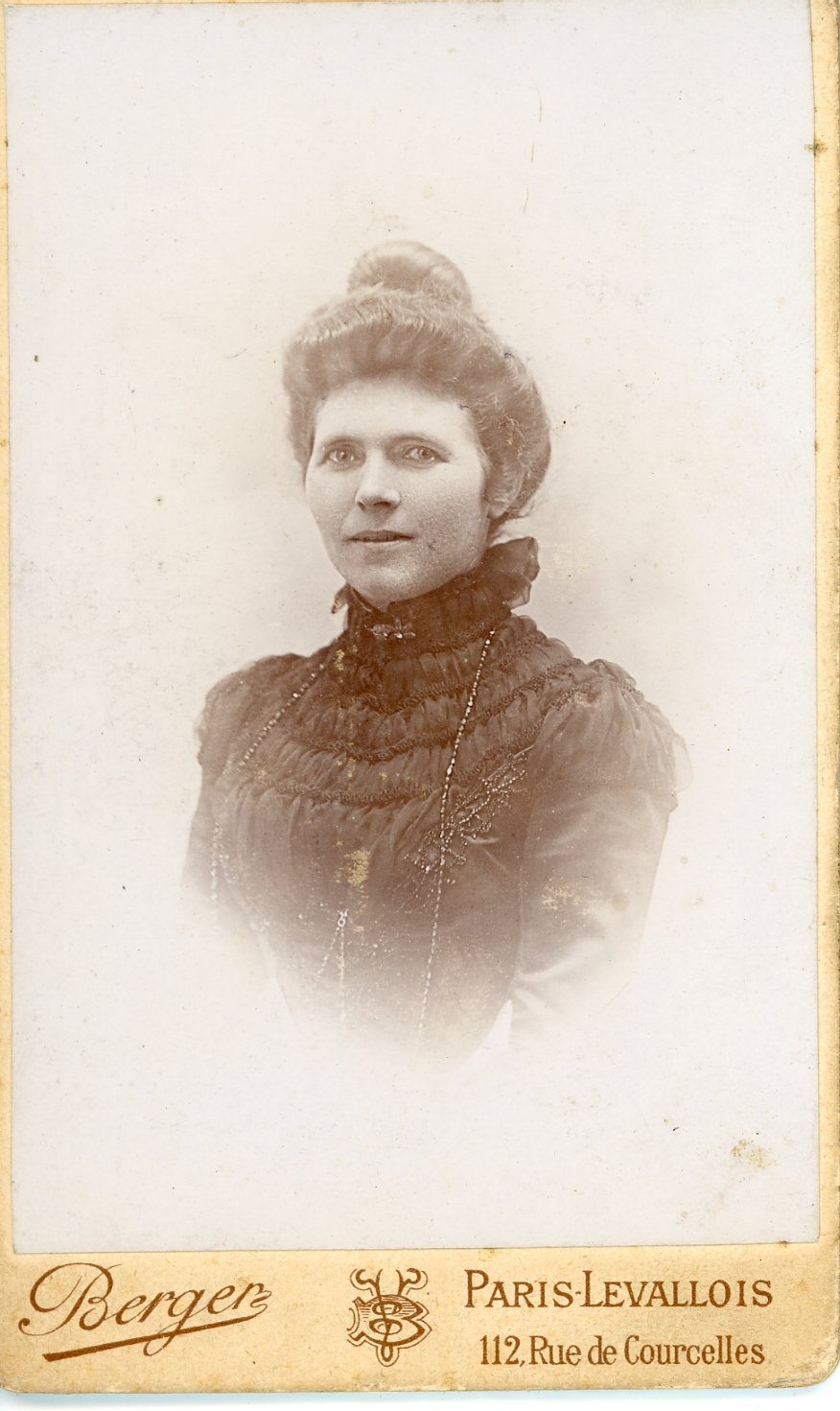 Aufnahme einer jungen Frau mit Hochsteckfrisur (Freilichtmuseum Roscheider Hof CC0)