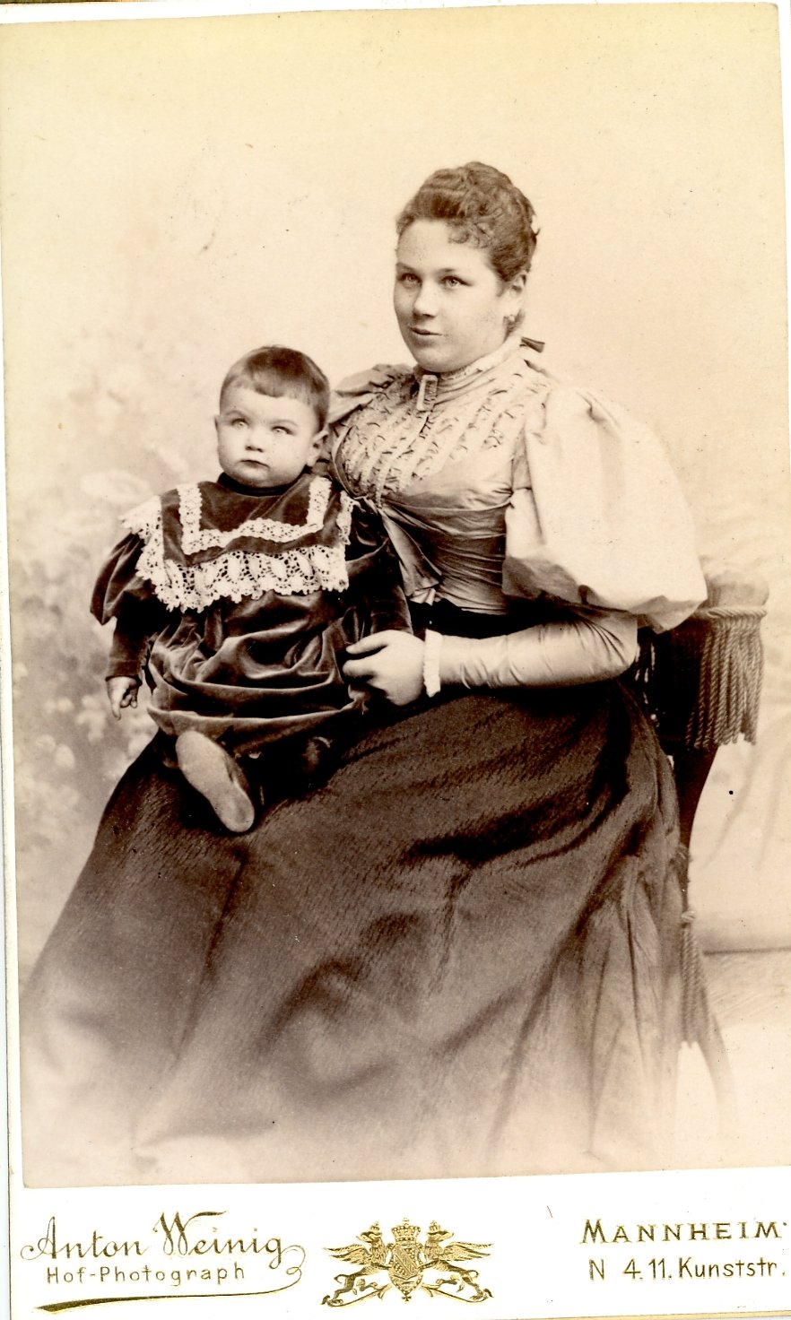 Junge Frau mit Kleinkind (Freilichtmuseum Roscheider Hof CC0)