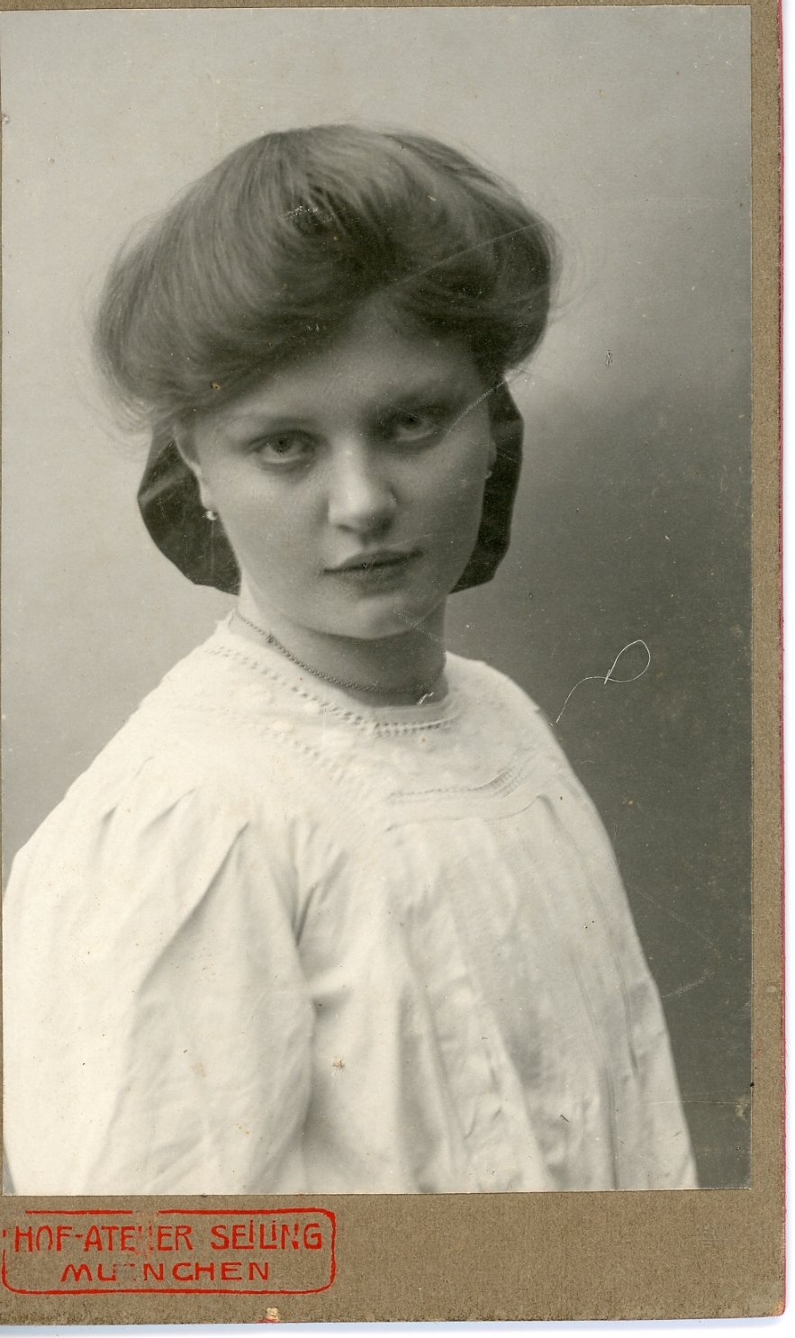 Brustbild einer jüngeren Frau (Freilichtmuseum Roscheider Hof CC0)