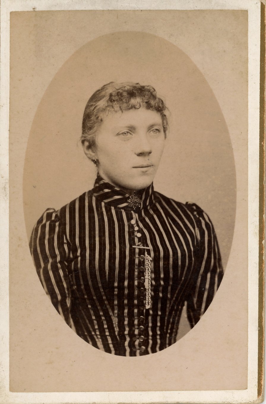 Aufnahme einer jungen Frau im Vignettenstil (Freilichtmuseum Roscheider Hof CC0)