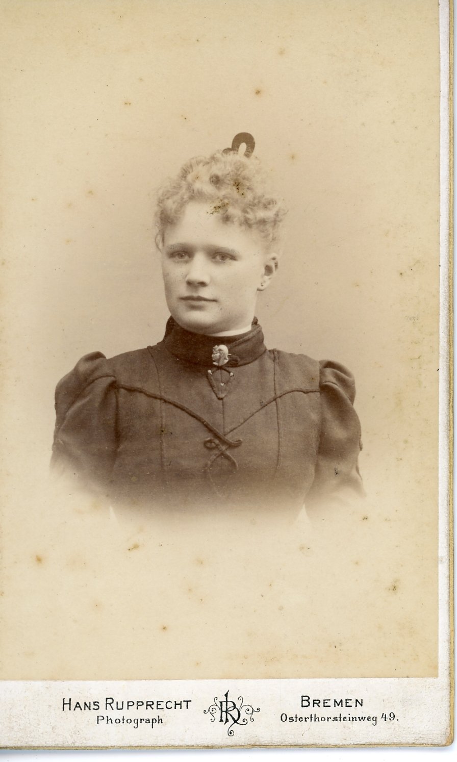 Vignettenaufnahme einer relativ jungen Frau (Freilichtmuseum Roscheider Hof CC0)