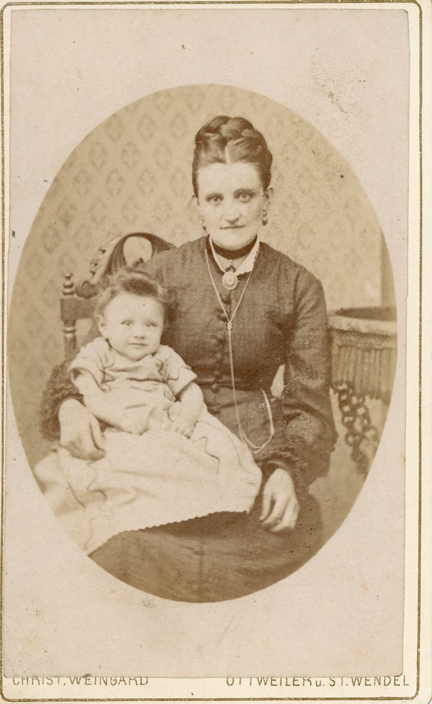 Passepartoutbild Mutter und Kind (Freilichtmuseum Roscheider Hof CC0)