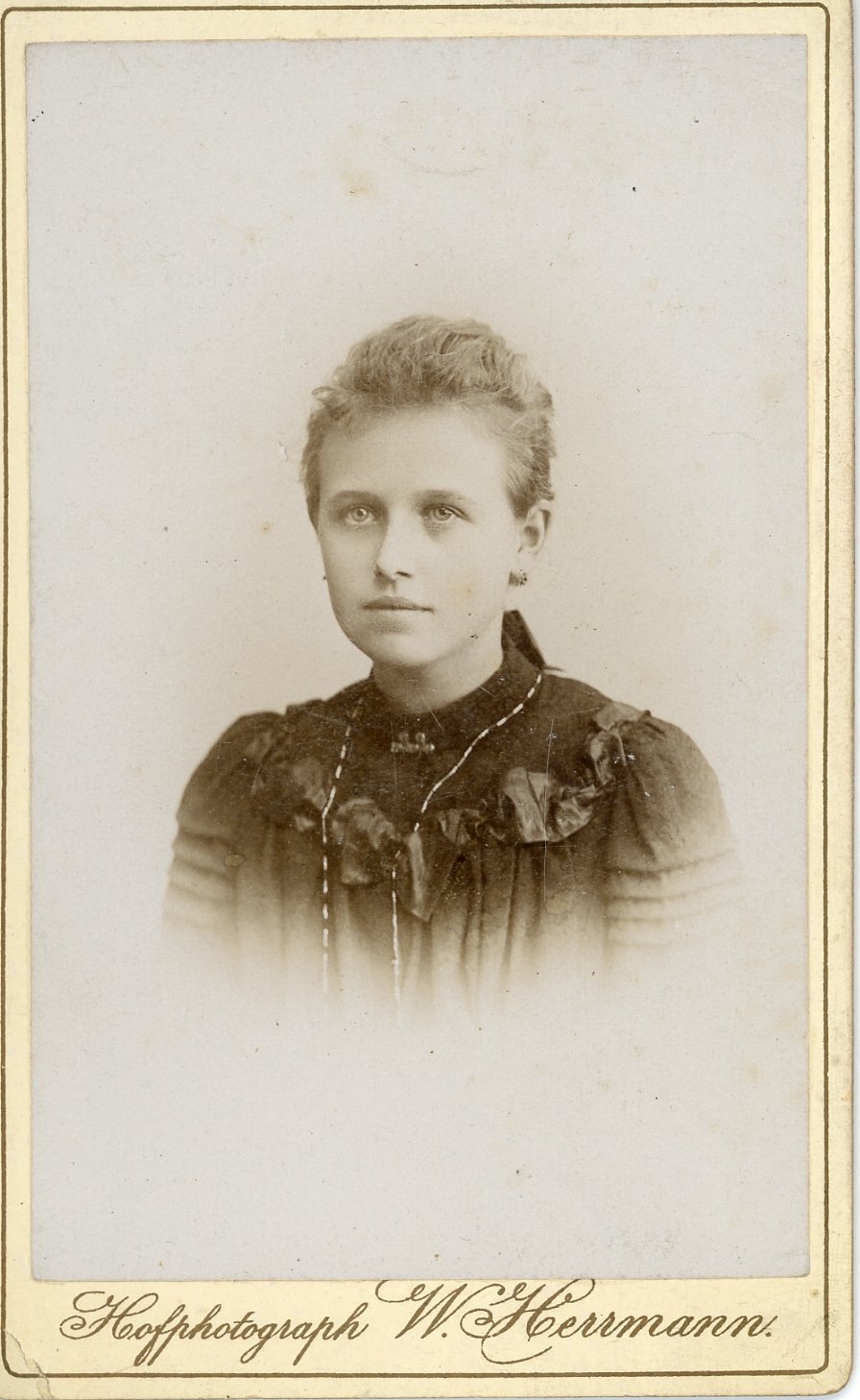 Portrait eines jungen Mädchens (Freilichtmuseum Roscheider Hof CC0)