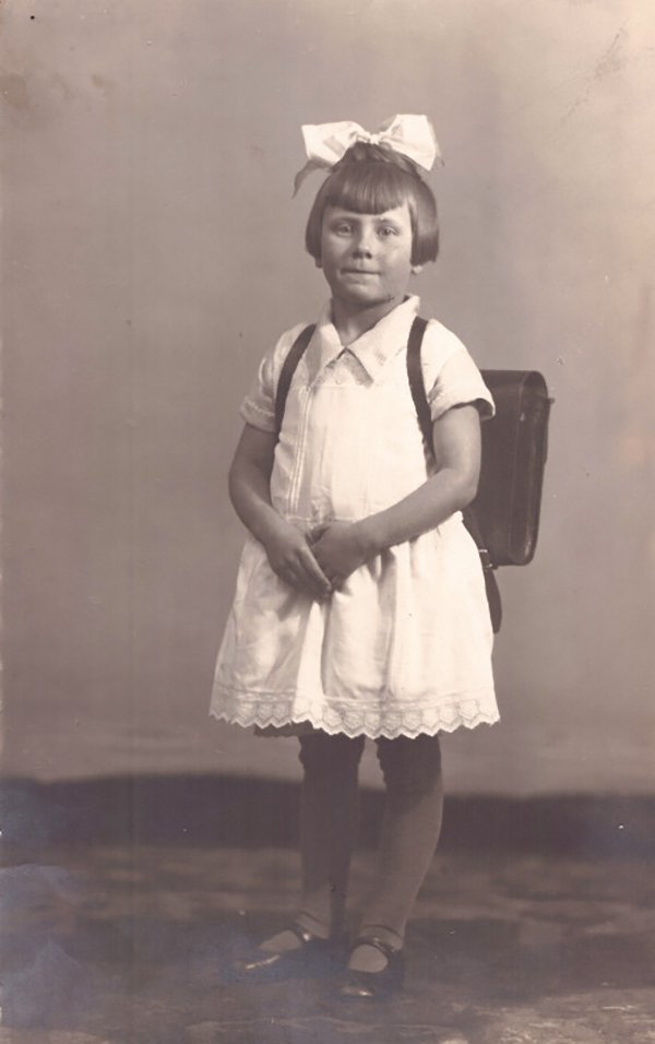 Foto Kind mit Ranzen (Freilichtmuseum Roscheider Hof CC0)