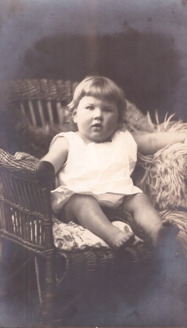 Foto kräftiges Kind im Korbsessel (Freilichtmuseum Roscheider Hof CC0)