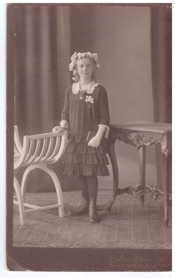 Foto Mädchen im Fotoatelier (Freilichtmuseum Roscheider Hof CC0)