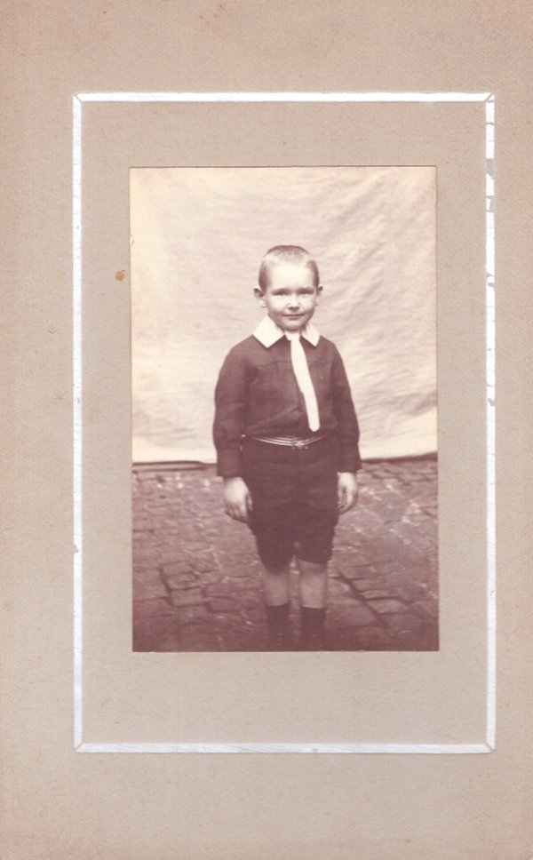 Junge mit Krawatte (Freilichtmuseum Roscheider Hof CC0)