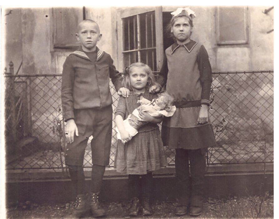 Drei Kinder vor einem Zaun (Freilichtmuseum Roscheider Hof CC0)
