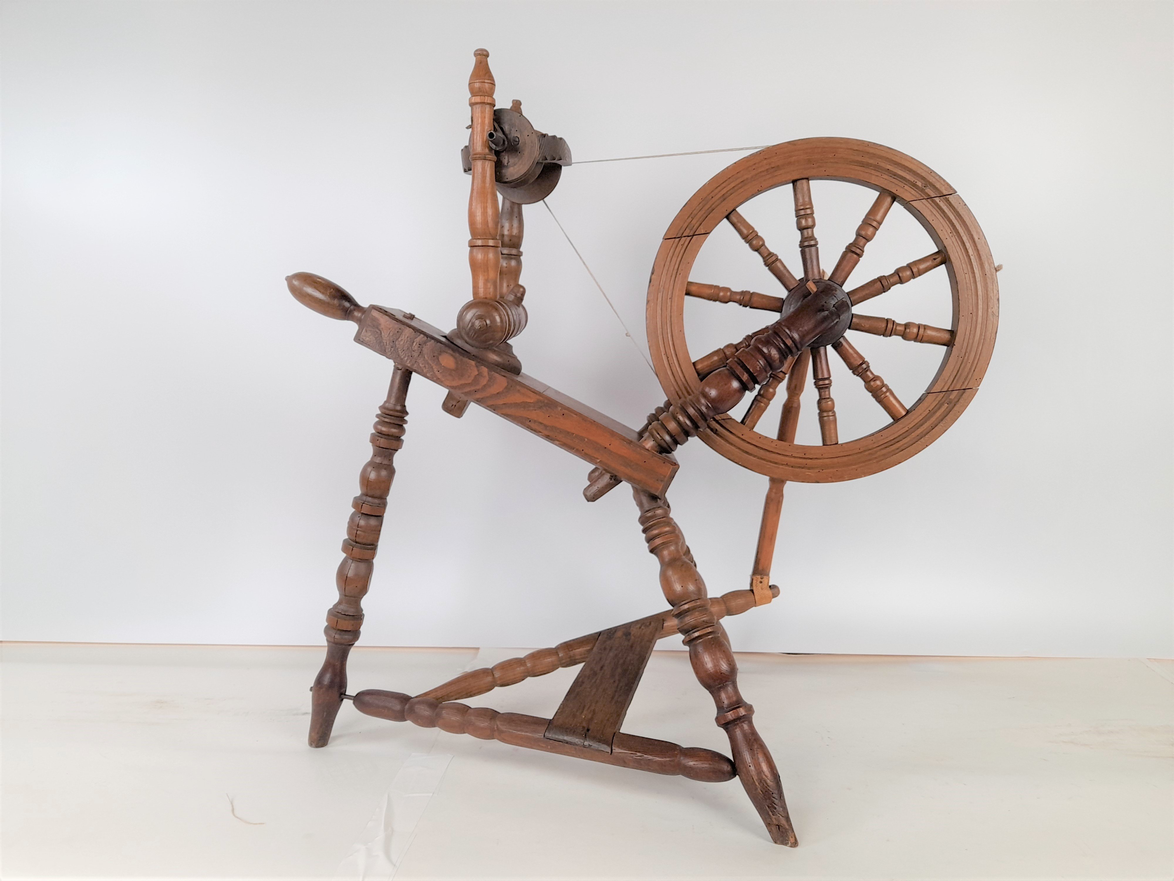 Gedrechseltes Spinnrad vom Typ Ziege (Freilichtmuseum Roscheider Hof CC0)