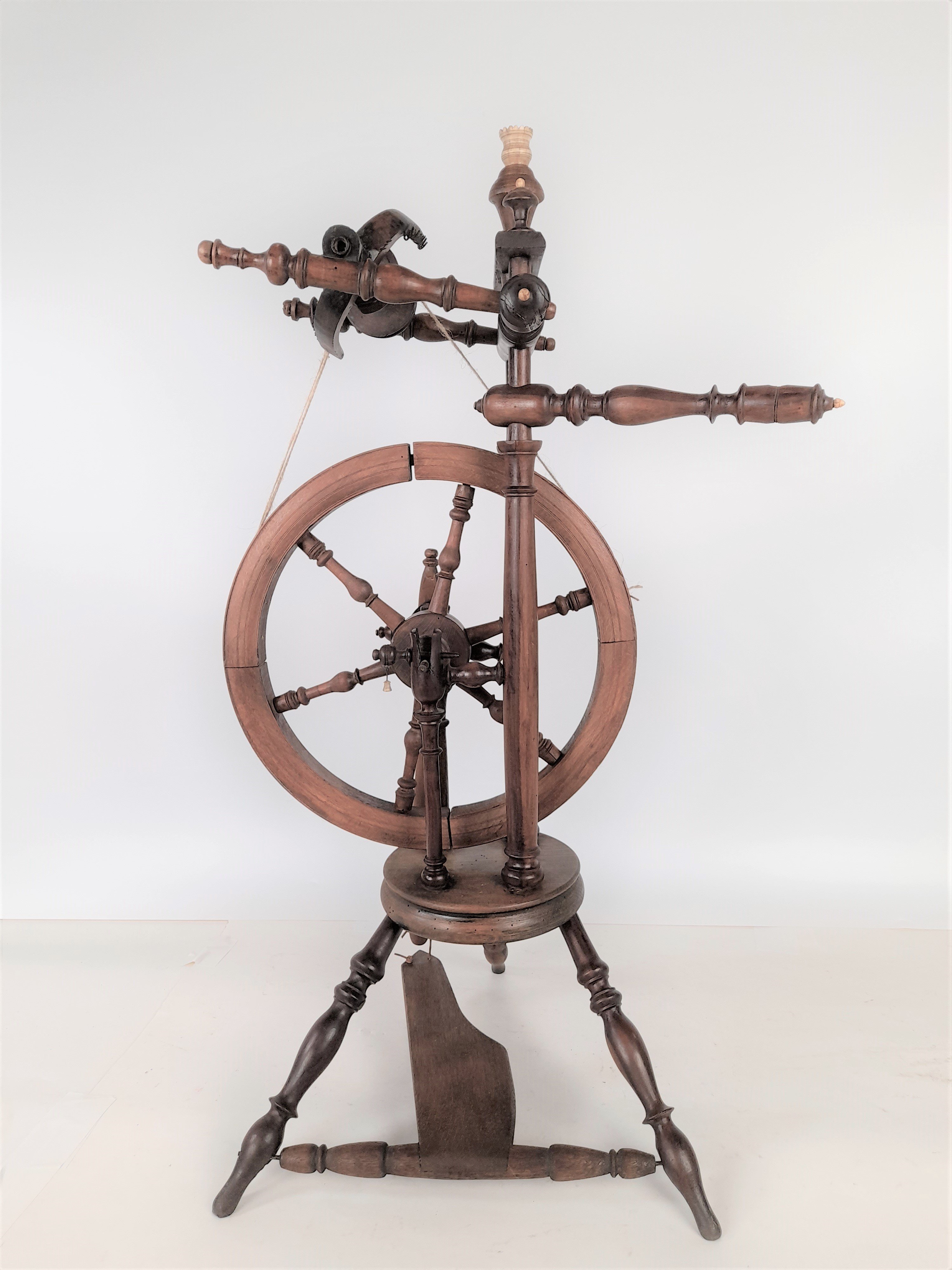 Spinnrad mit Halterung für einen Rocken (Freilichtmuseum Roscheider Hof CC0)