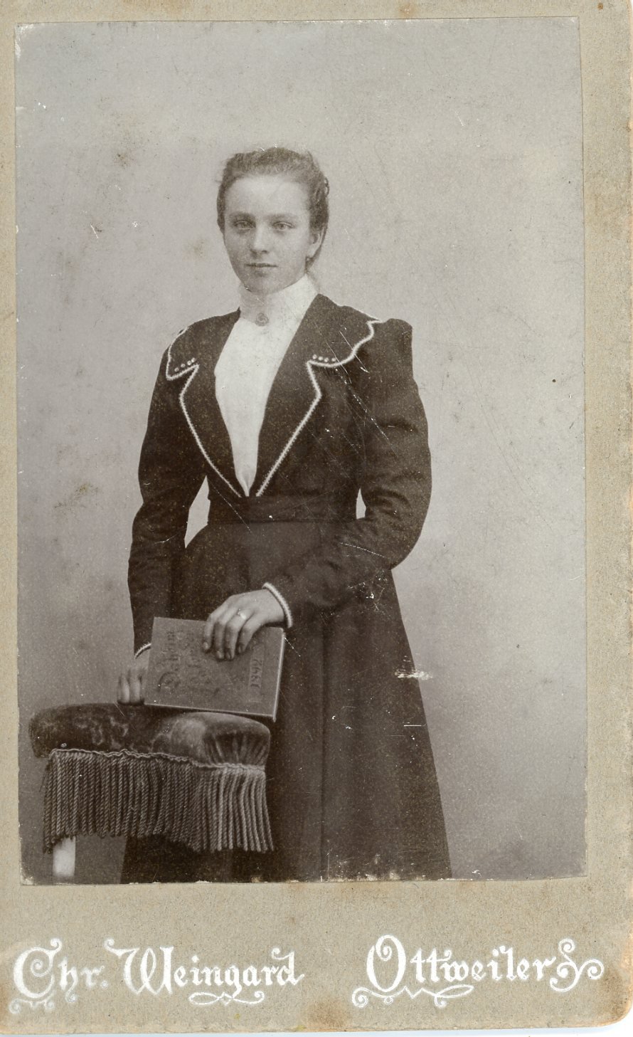 Porträt junge Frau am Kniestuhl (Freilichtmuseum Roscheider Hof CC0)