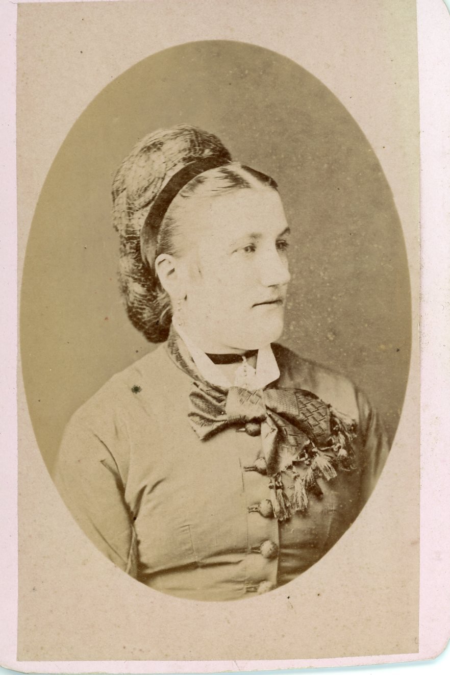 Brustbild einer eleganten Dame (Freilichtmuseum Roscheider Hof CC0)