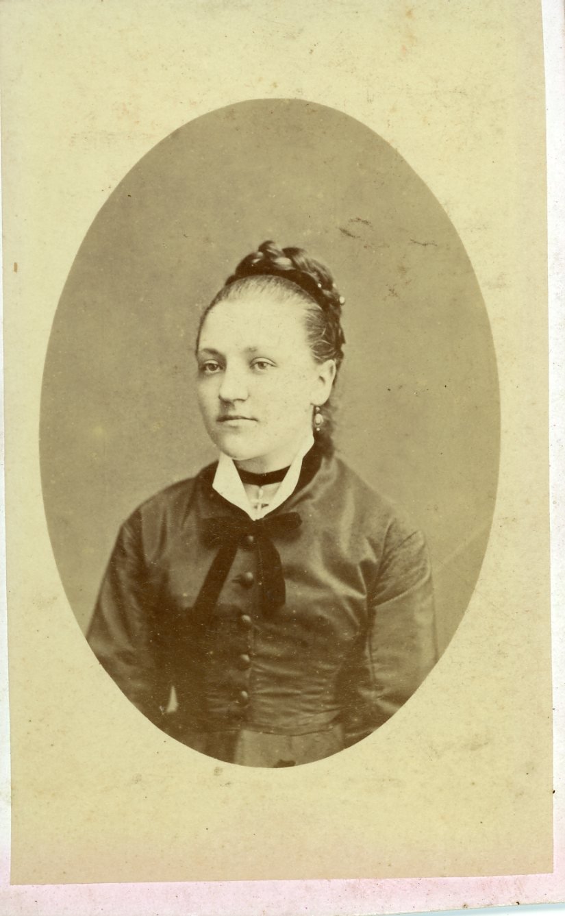 Brustbild einer jungen Frau (Freilichtmuseum Roscheider Hof CC0)