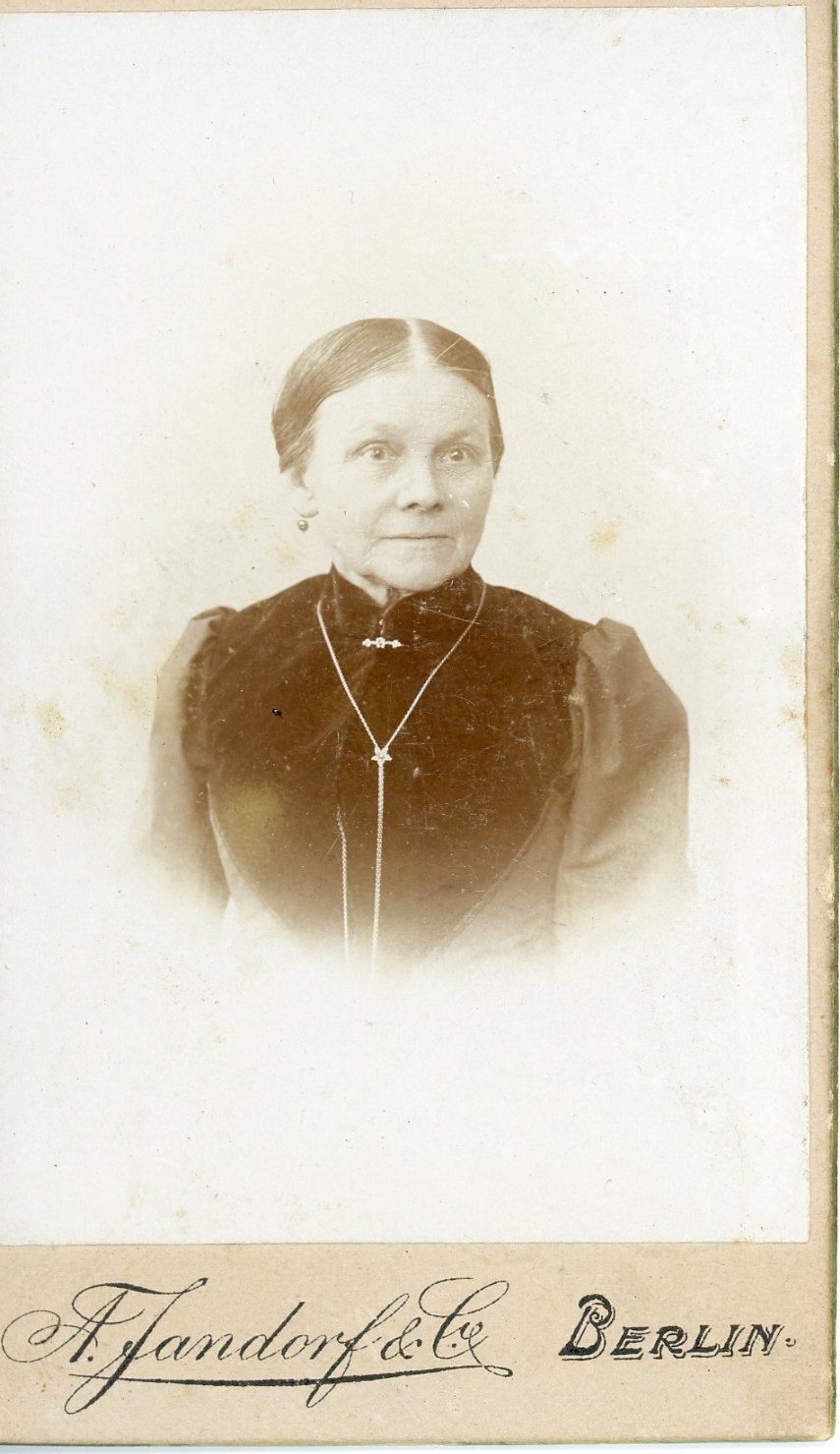 Vignettenaufnahme einer älteren Frau (Freilichtmuseum Roscheider Hof CC0)