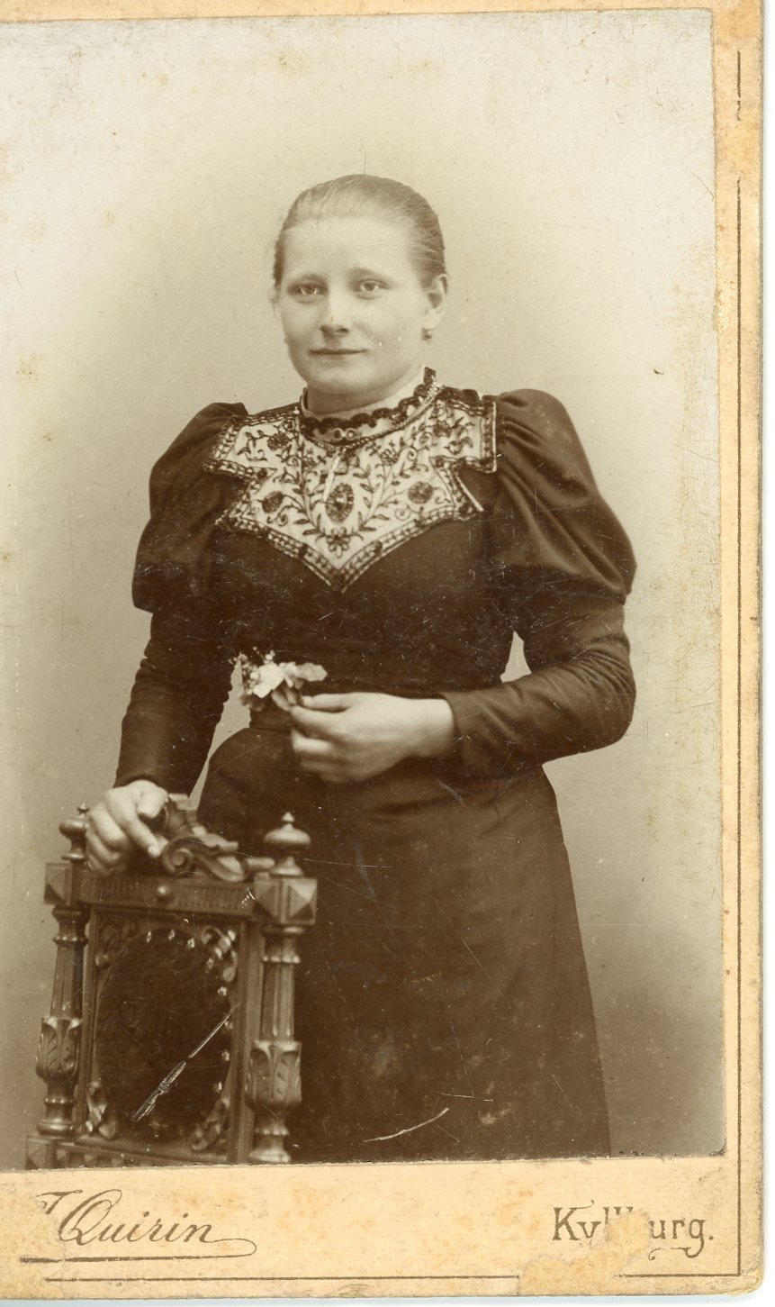 Junge Frau im festlichen Kleid (Freilichtmuseum Roscheider Hof CC0)