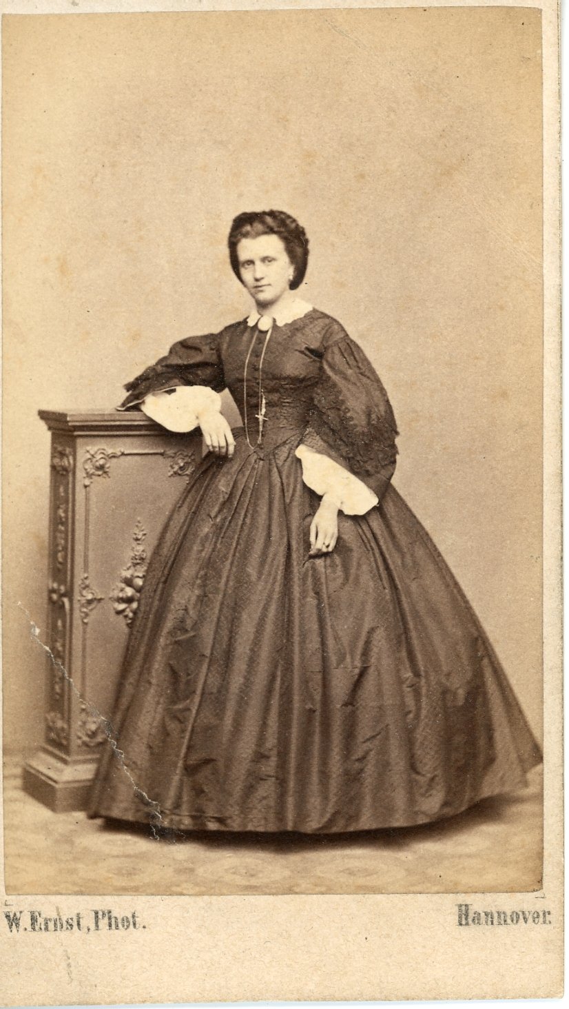 Ganzkörperfotografie einer stolzen Frau (Freilichtmuseum Roscheider Hof CC0)