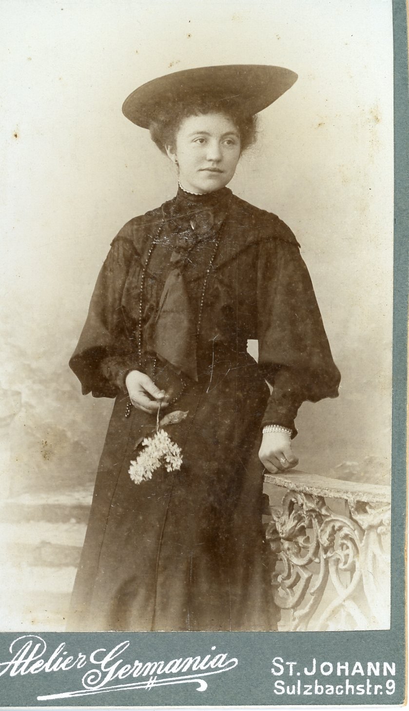 Junge Frau im Ausgeh- od. Trauerkostüm und Hut (Freilichtmuseum Roscheider Hof CC0)