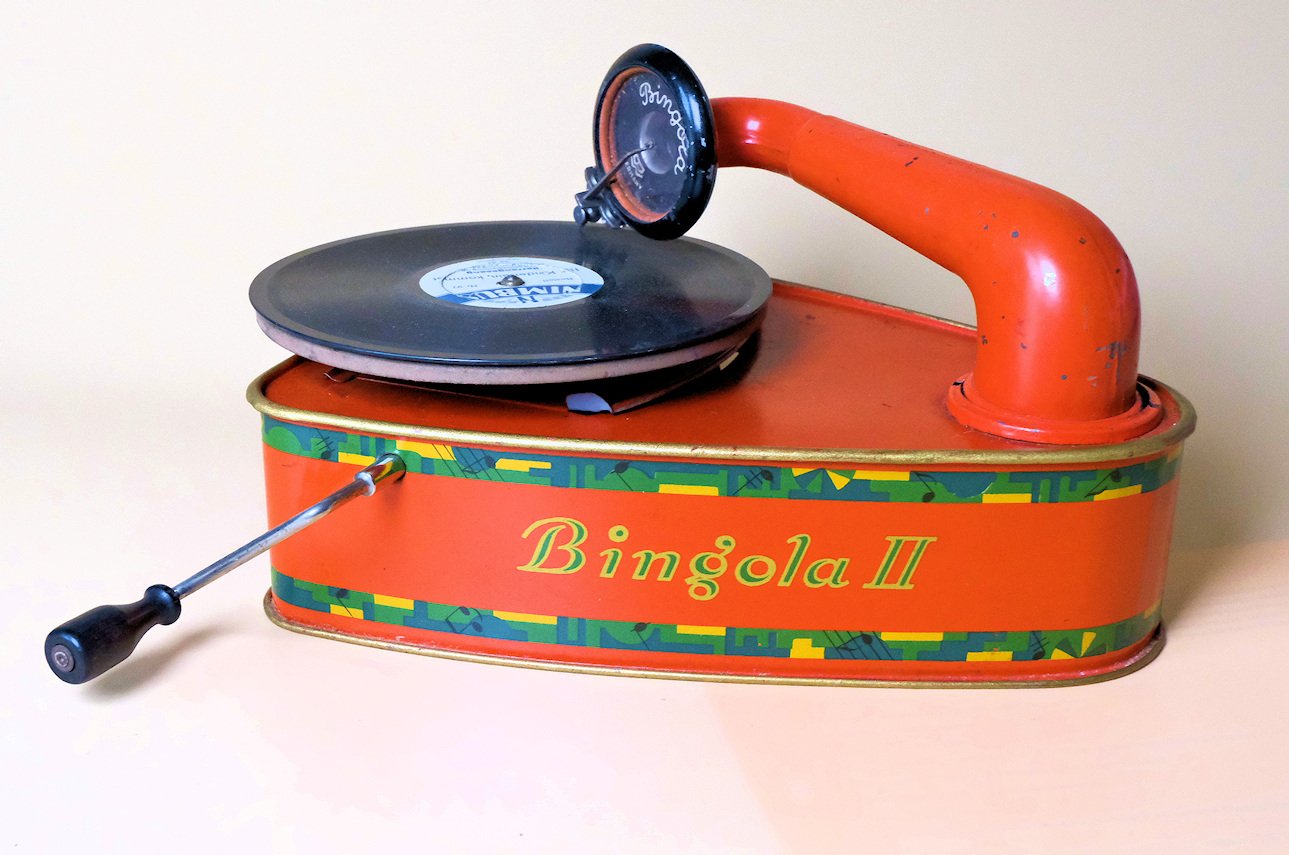 Grammophon "Bingola II" für Kinder (Freilichtmuseum Roscheider Hof CC0)