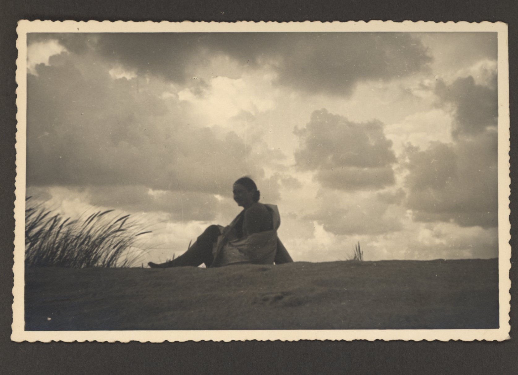 Porträt einer jungen Dame auf einer Düne sitzend (Freilichtmuseum Roscheider Hof CC0)