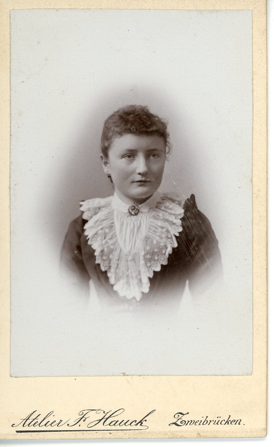 Portrait einer jungen Frau mit gelockten Haaren (Freilichtmuseum Roscheider Hof CC0)