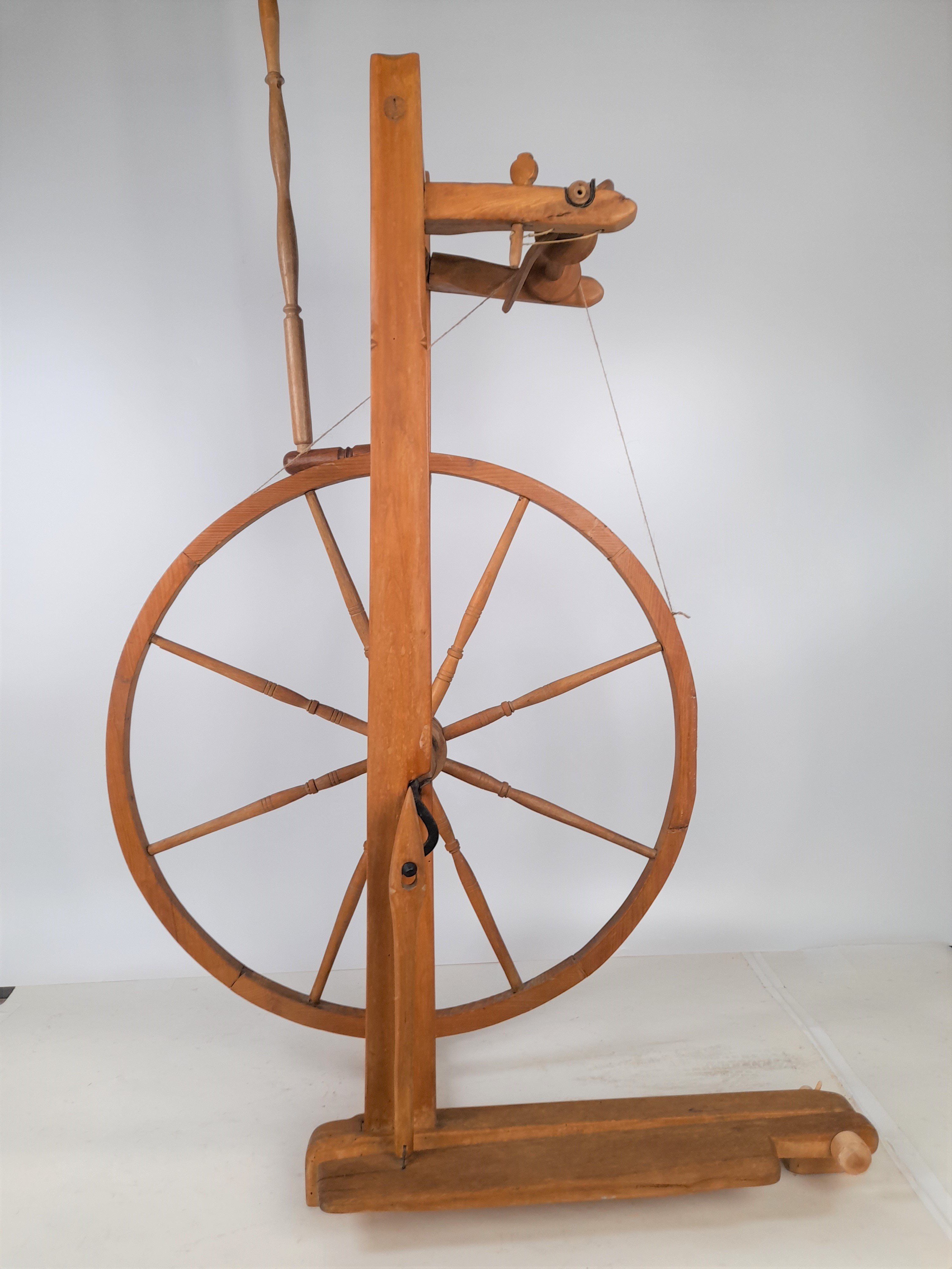 Spinnrad mit seitlichem Tritt (Freilichtmuseum Roscheider Hof CC0)