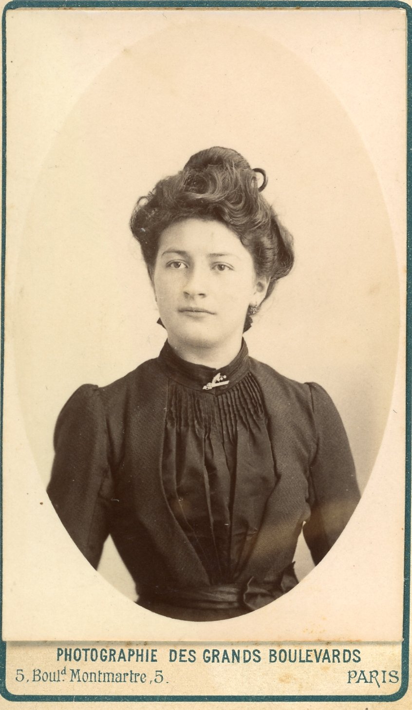 Brustbild einer Dame mit Gibson Girl Frisur (Freilichtmuseum Roscheider Hof CC0)