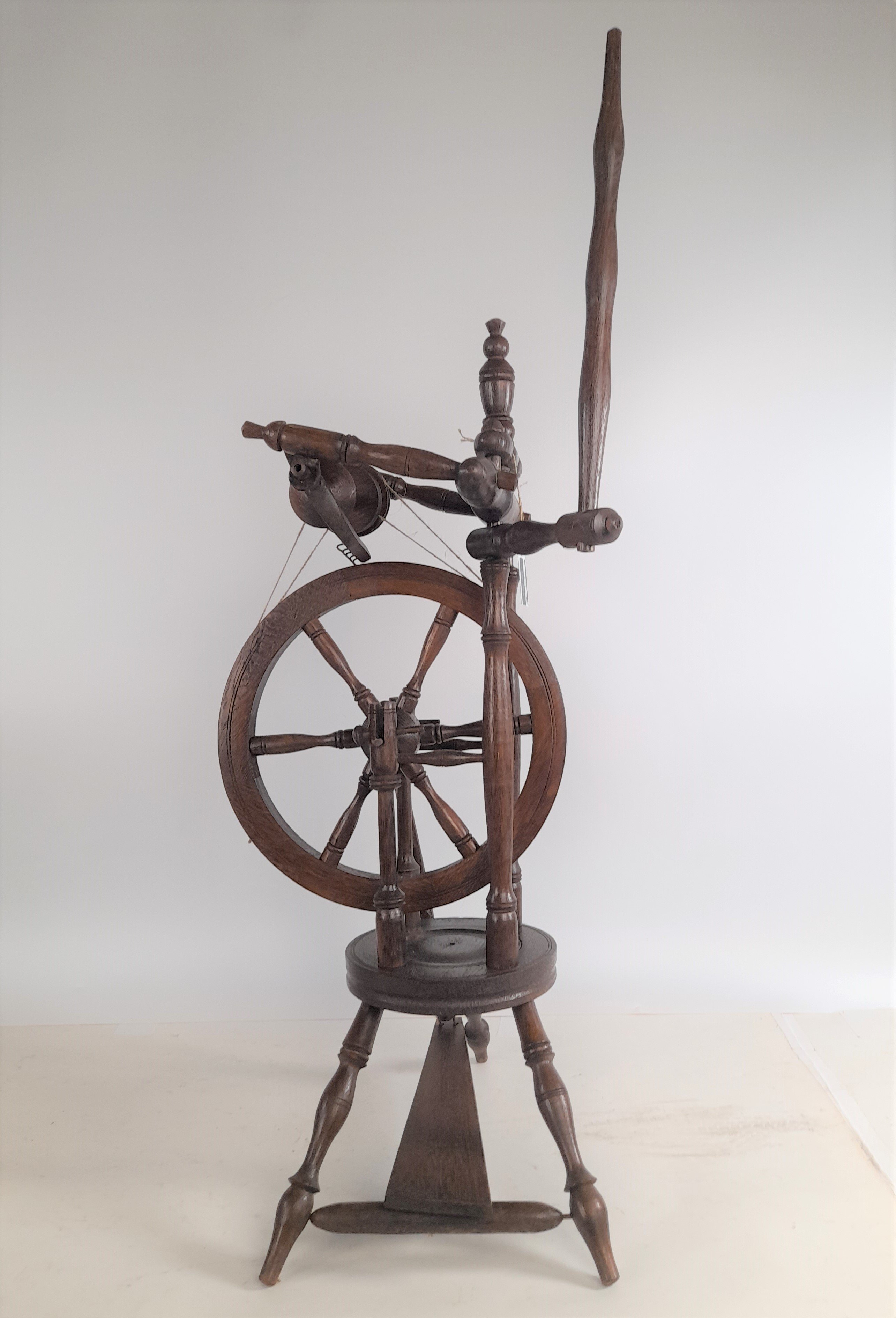 Kleines Spinnrad mit verhaltenem Dekor (Freilichtmuseum Roscheider Hof CC0)