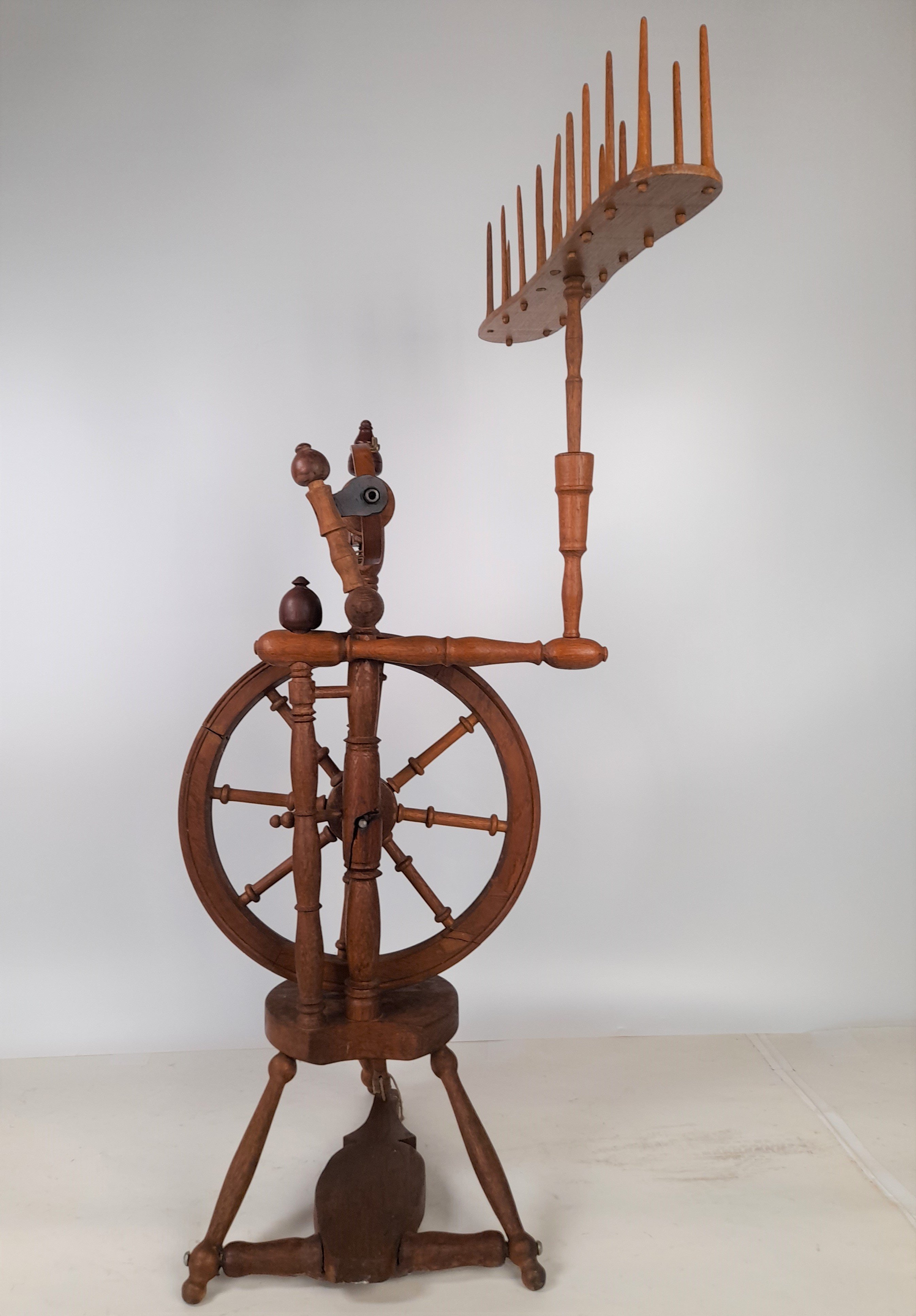 Spinnrad mit Wollhalter (Freilichtmuseum Roscheider Hof CC0)