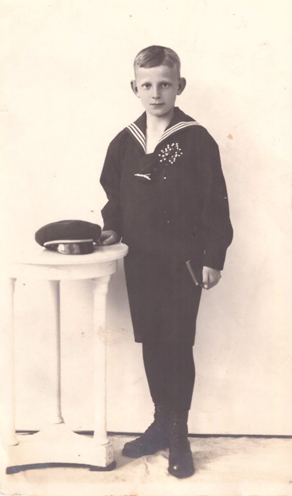 Foto Junge im Matrosenanzug (Freilichtmuseum Roscheider Hof CC0)
