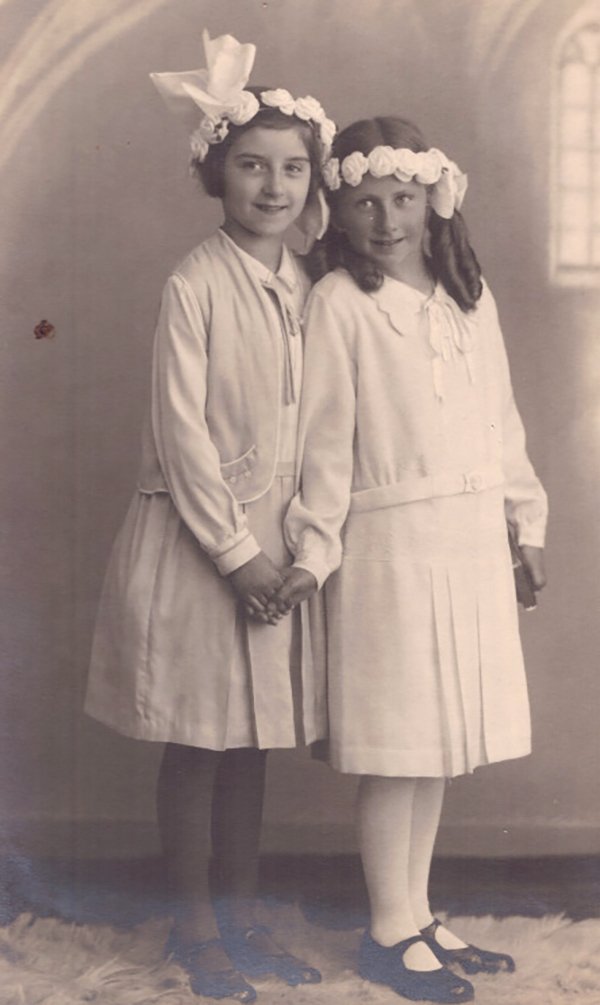 Zwei Mädchen in Kommunionskleidung (Freilichtmuseum Roscheider Hof CC0)