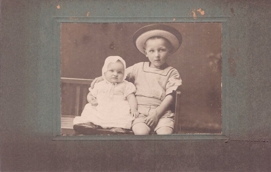 Foto zwei Kinder auf einer Bank (Freilichtmuseum Roscheider Hof CC0)