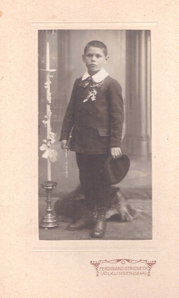 Foto Junge im Kommunionsanzug (Freilichtmuseum Roscheider Hof CC0)